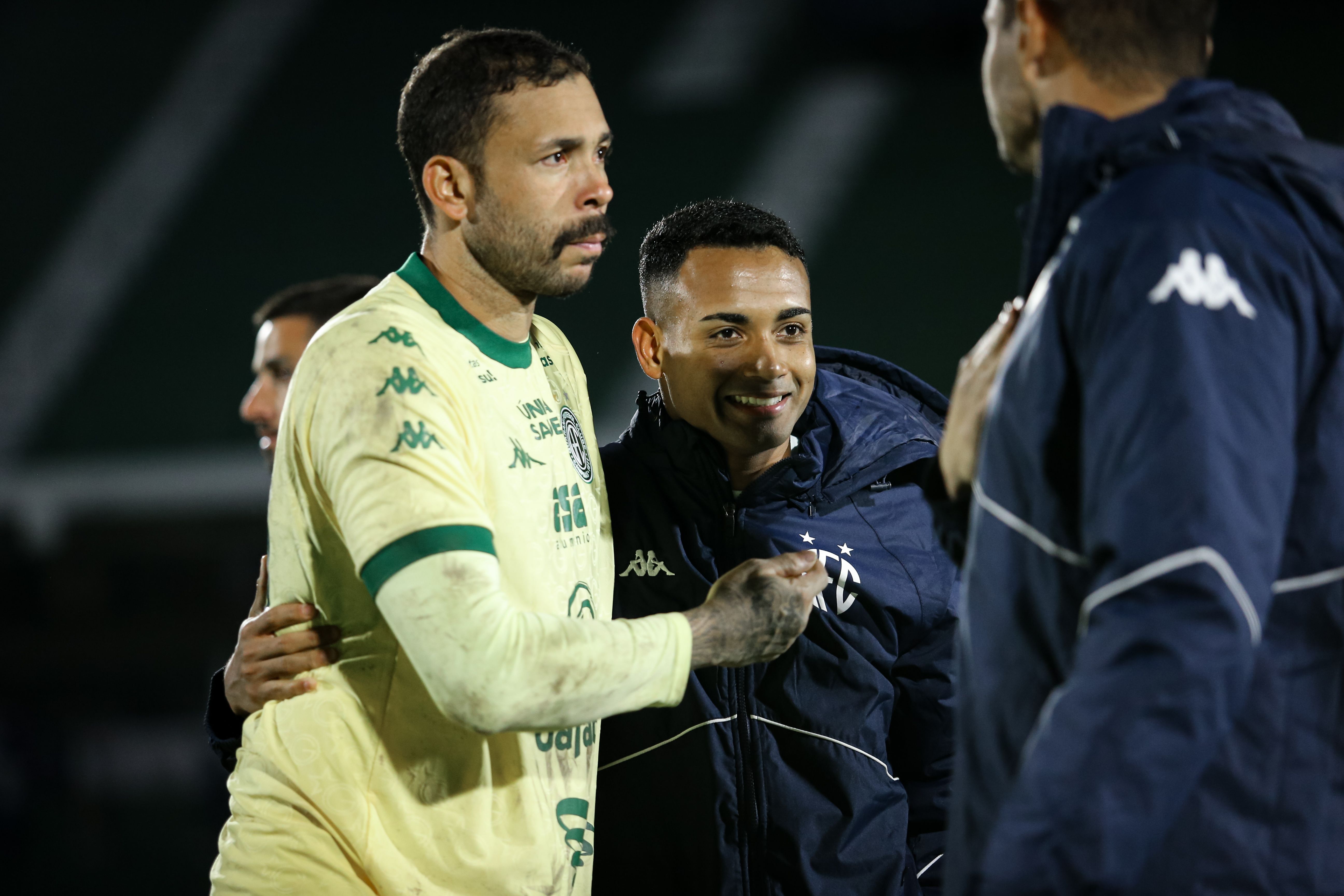 Ex-Santos é expulso por xingamento inusitado contra árbitro na Série B; veja