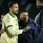 Ex-Santos é expulso por xingamento inusitado contra árbitro na Série B; veja