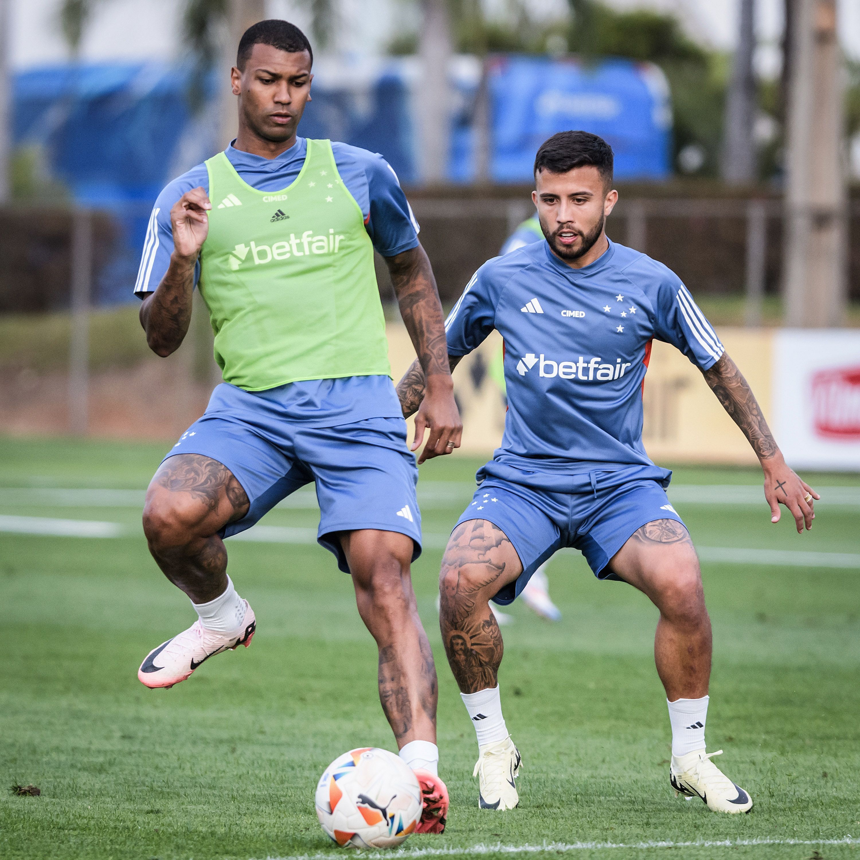 Sob olhares de ídolo, Cruzeiro treina na Toca II antes de jogo com Boca
