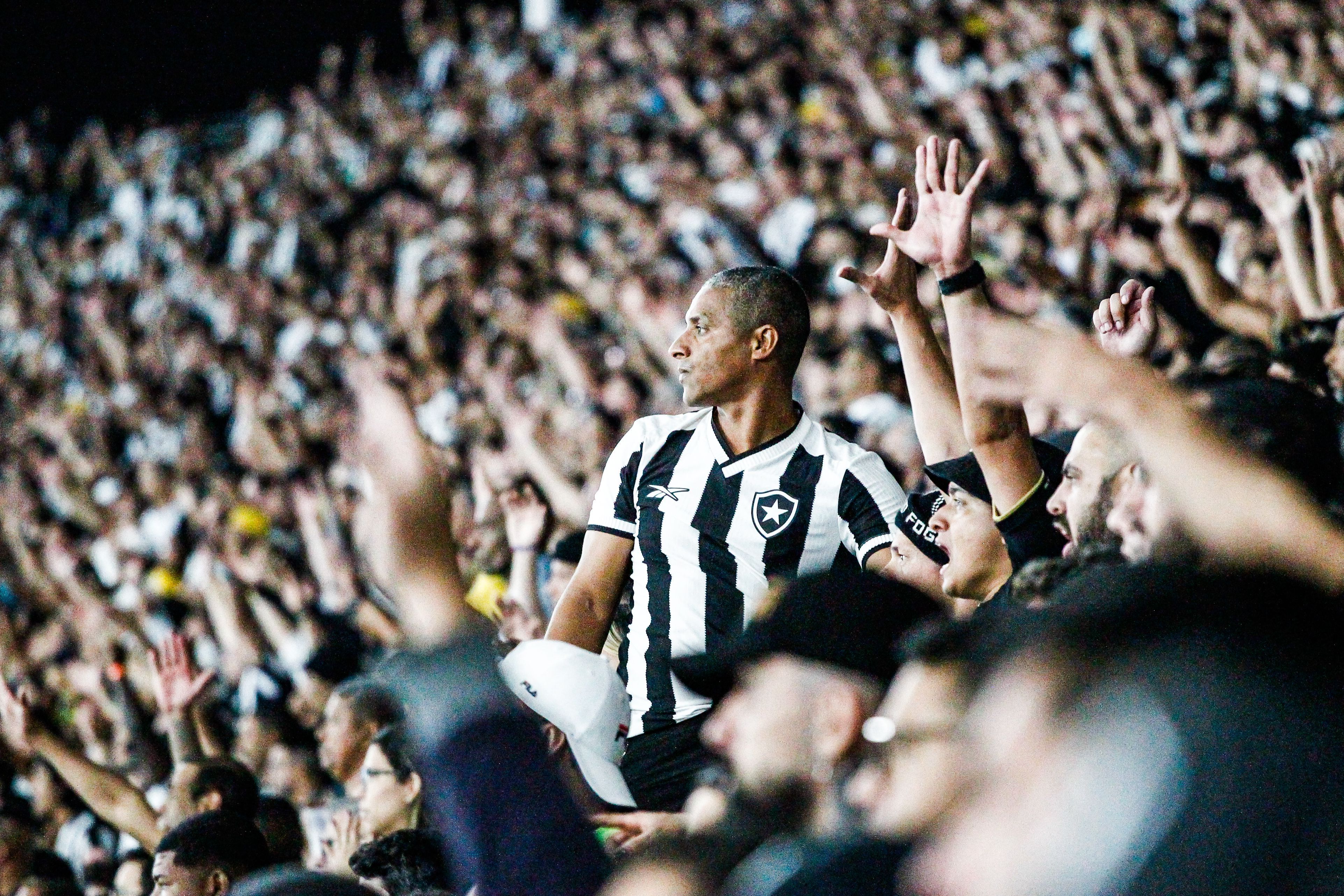 Botafogo bate recorde de sócios-torcedores e se aproxima de meta de John Textor