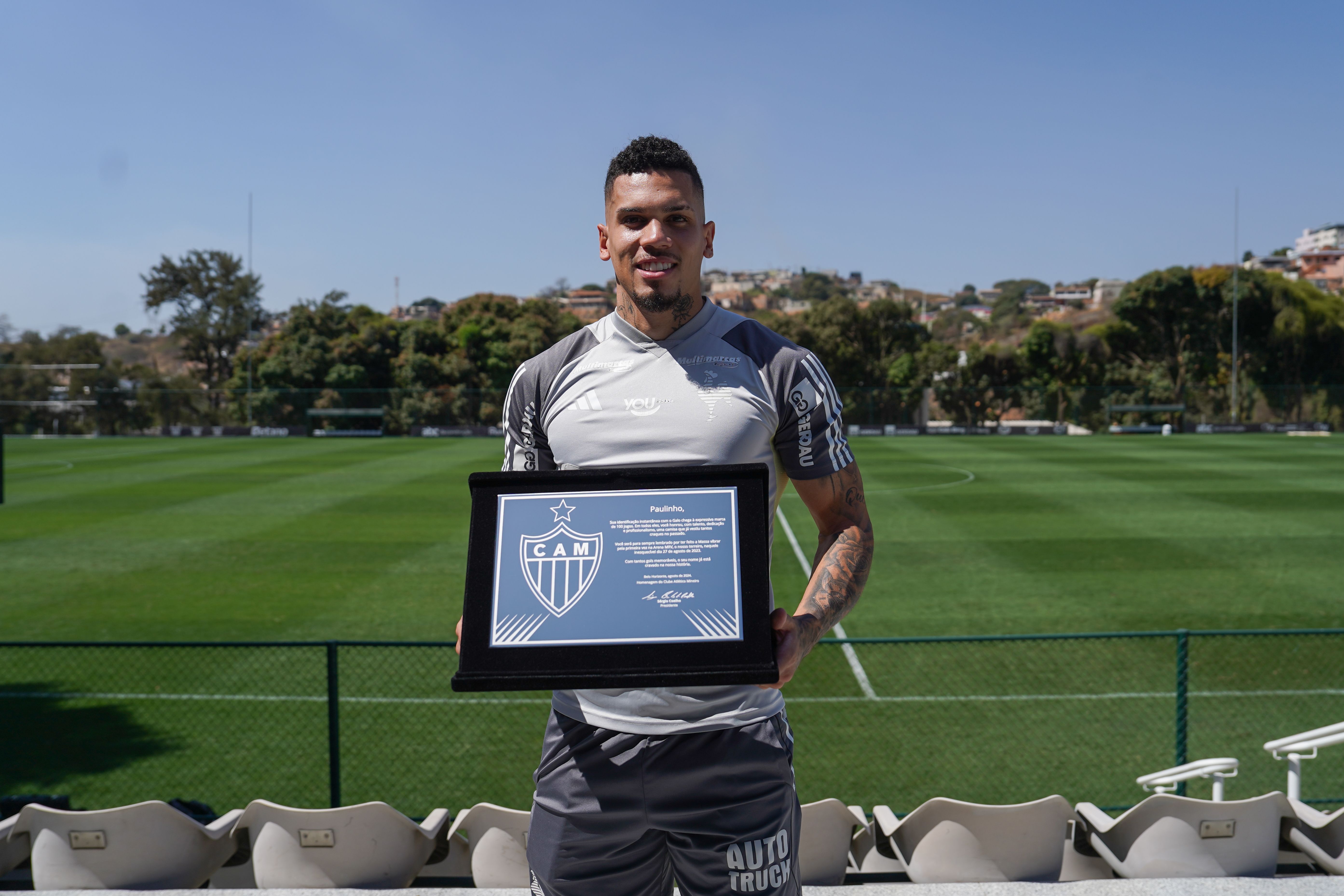 Paulinho recebe homenagem do Atlético por marca expressiva