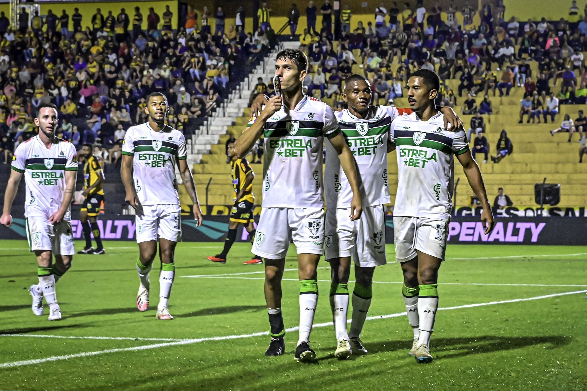 Jogadores do América valorizam empate em ‘briga direta’ pelo G4 da Série B; veja reações