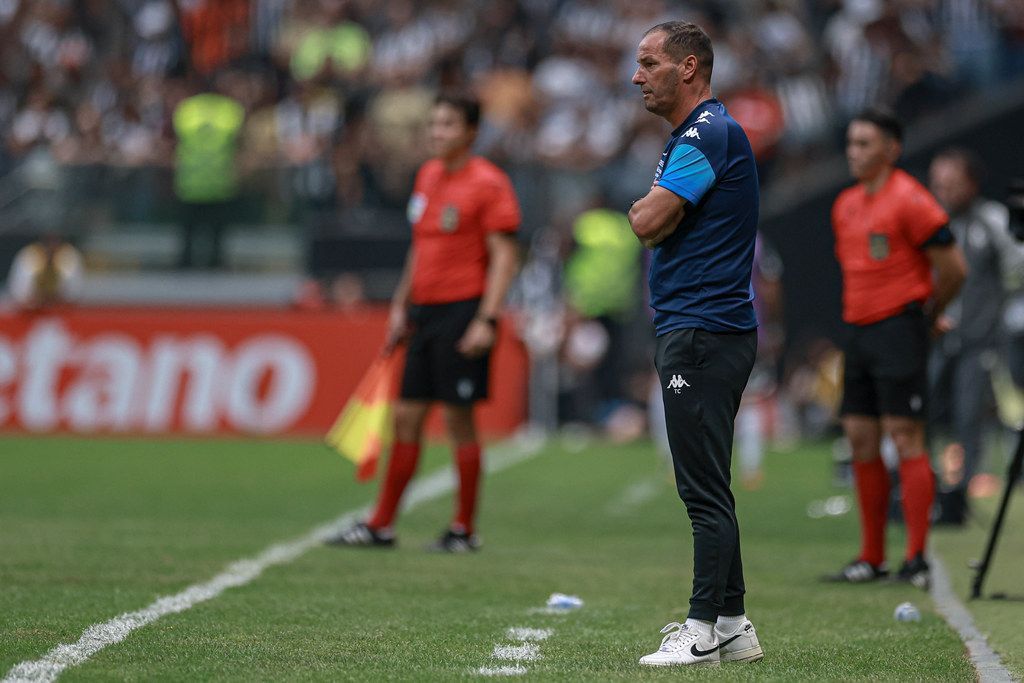Clube da Série A anuncia saída de treinador estrangeiro