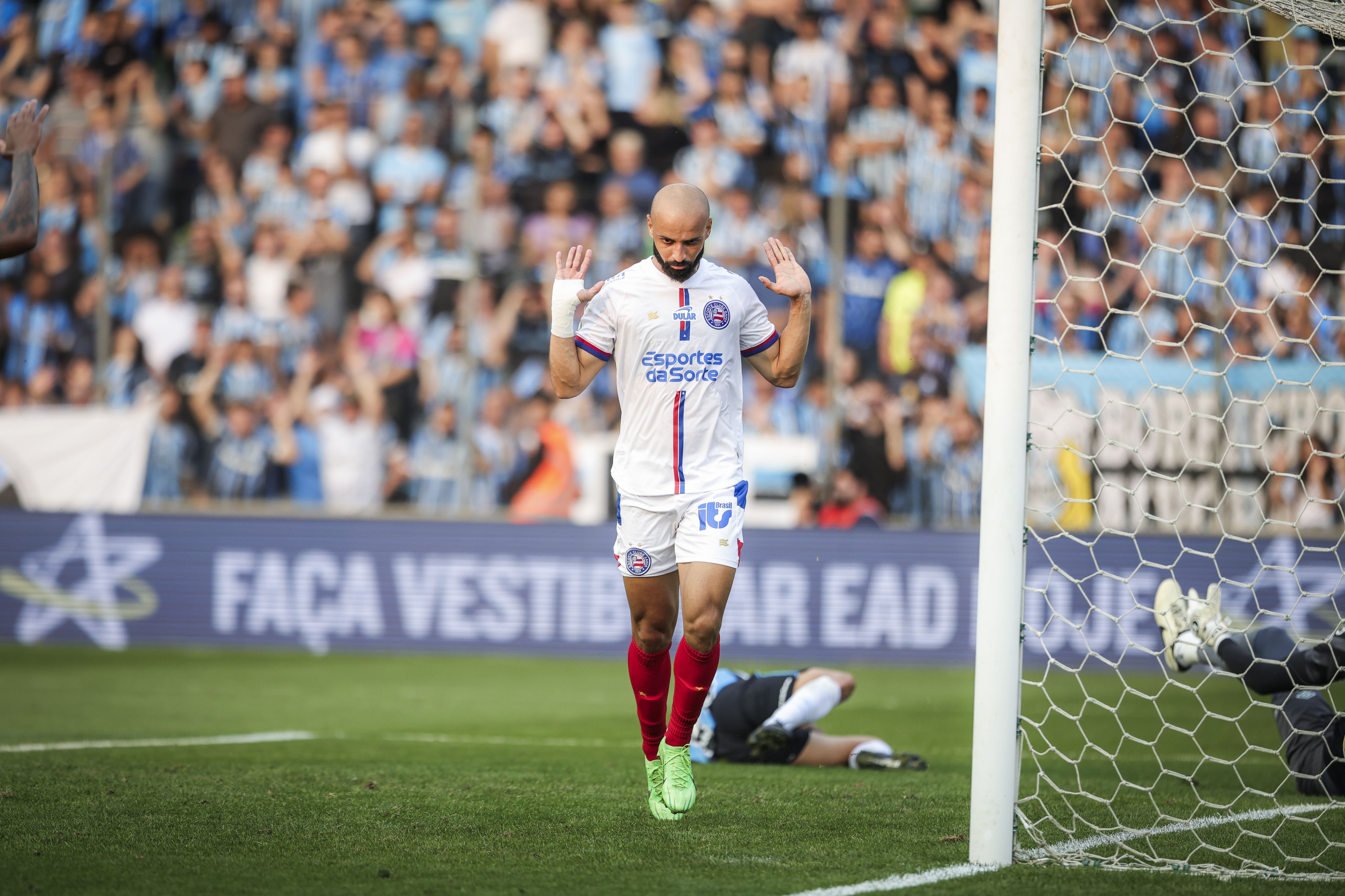 Bahia vence o Grêmio, ultrapassa o Cruzeiro e chega ao G6 do Brasileirão