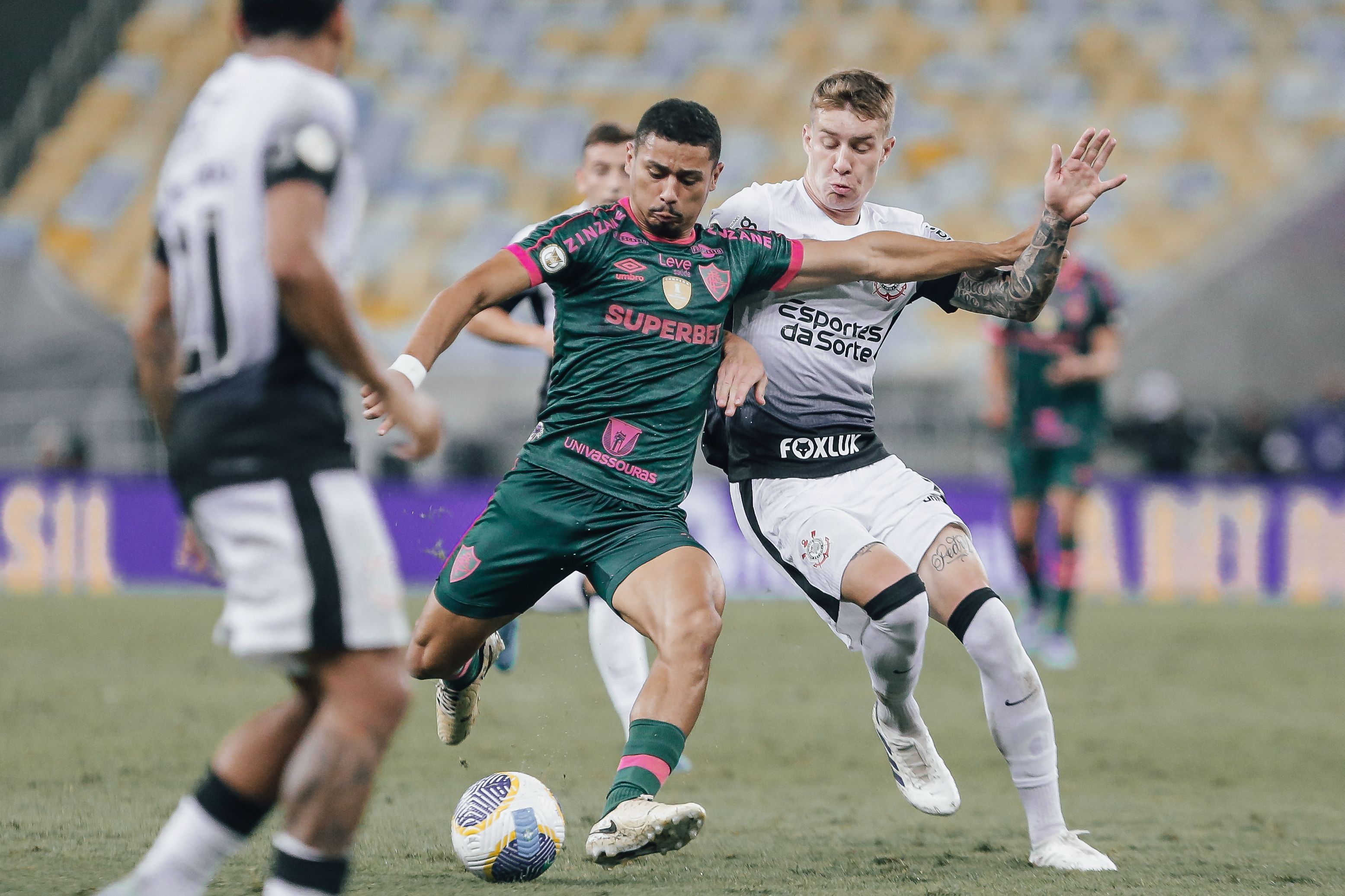 Fluminense e Corinthians empatam sem gols, no Maracanã, e seguem calvário no Brasileiro