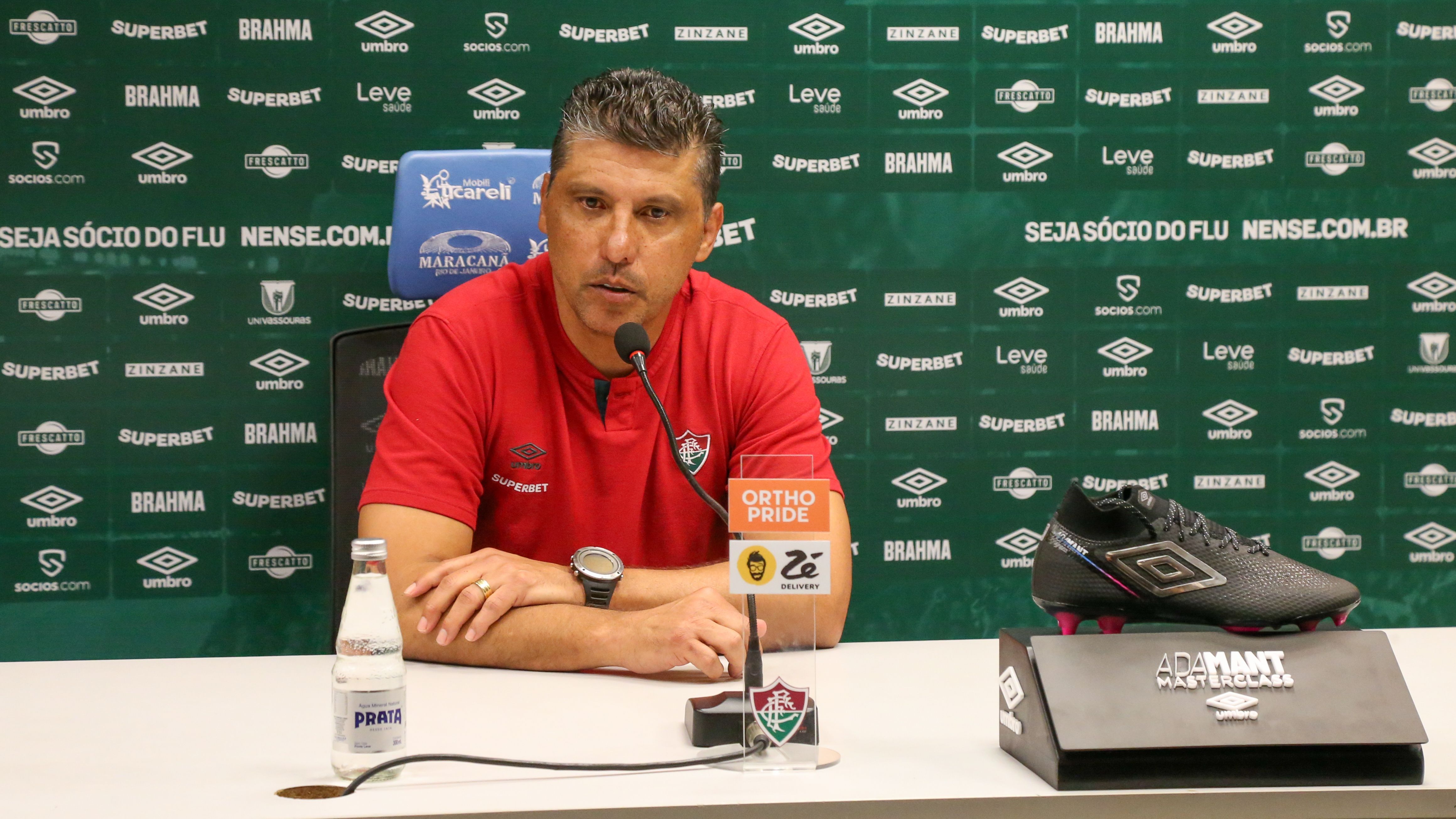 Auxiliar do Fluminense reage ao empate contra Corinthians pelo Brasileiro