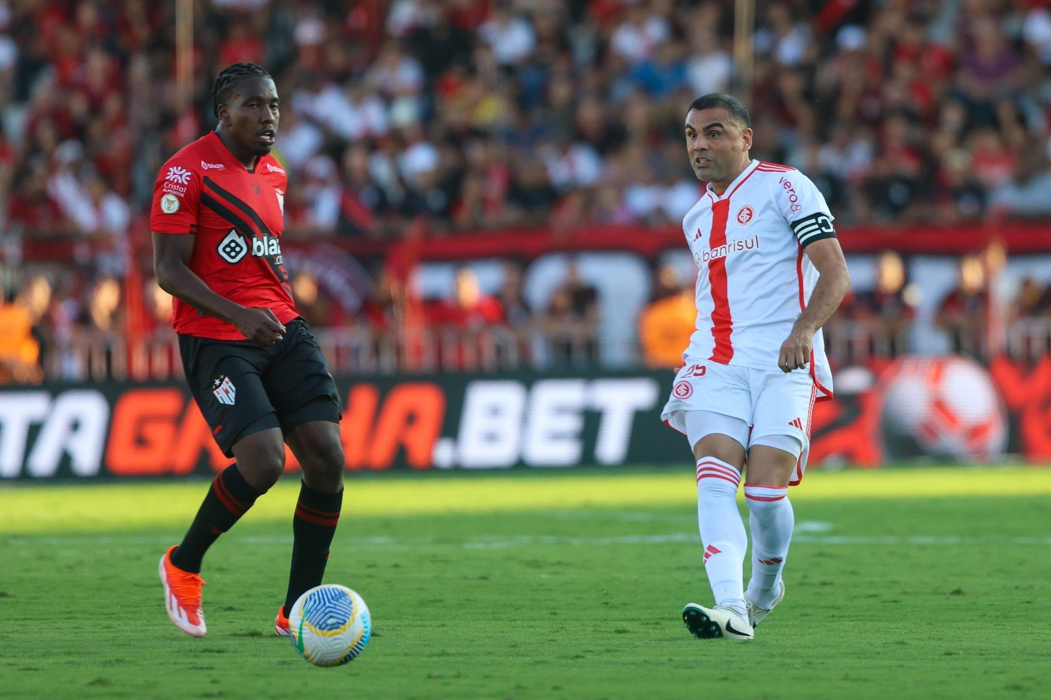 Com falha na zaga, Internacional perde para o Atlético-GO pelo Brasileirão