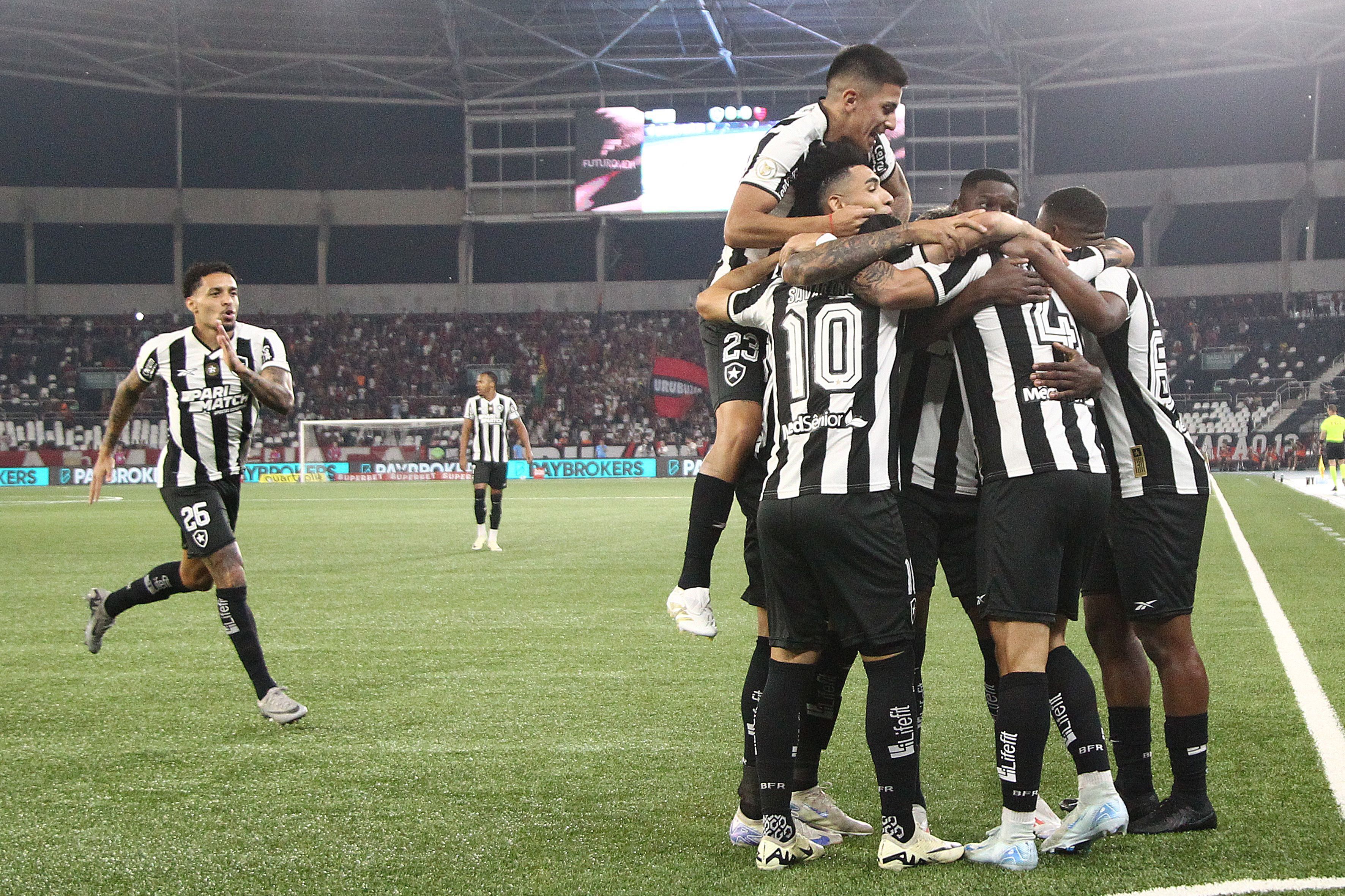 Botafogo dá olé, goleia o Flamengo e volta à liderança do Brasileirão