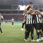 Botafogo dá olé, goleia o Flamengo e volta à liderança do Brasileirão