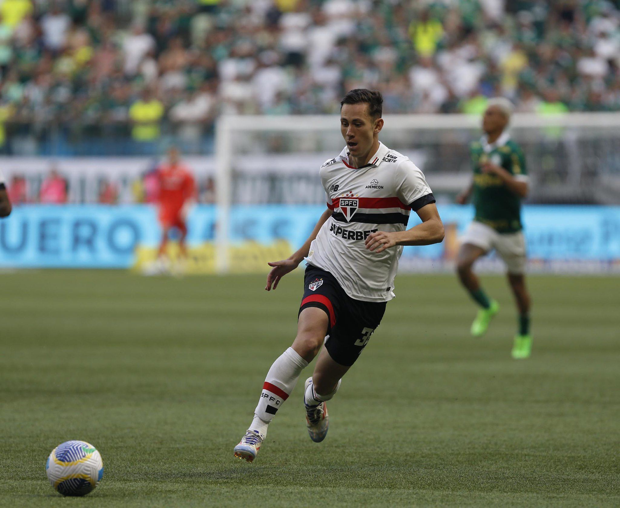 Lateral do São Paulo que deixou clássico de ambulância sofre fratura