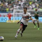 Lateral do São Paulo que deixou clássico de ambulância sofre fratura