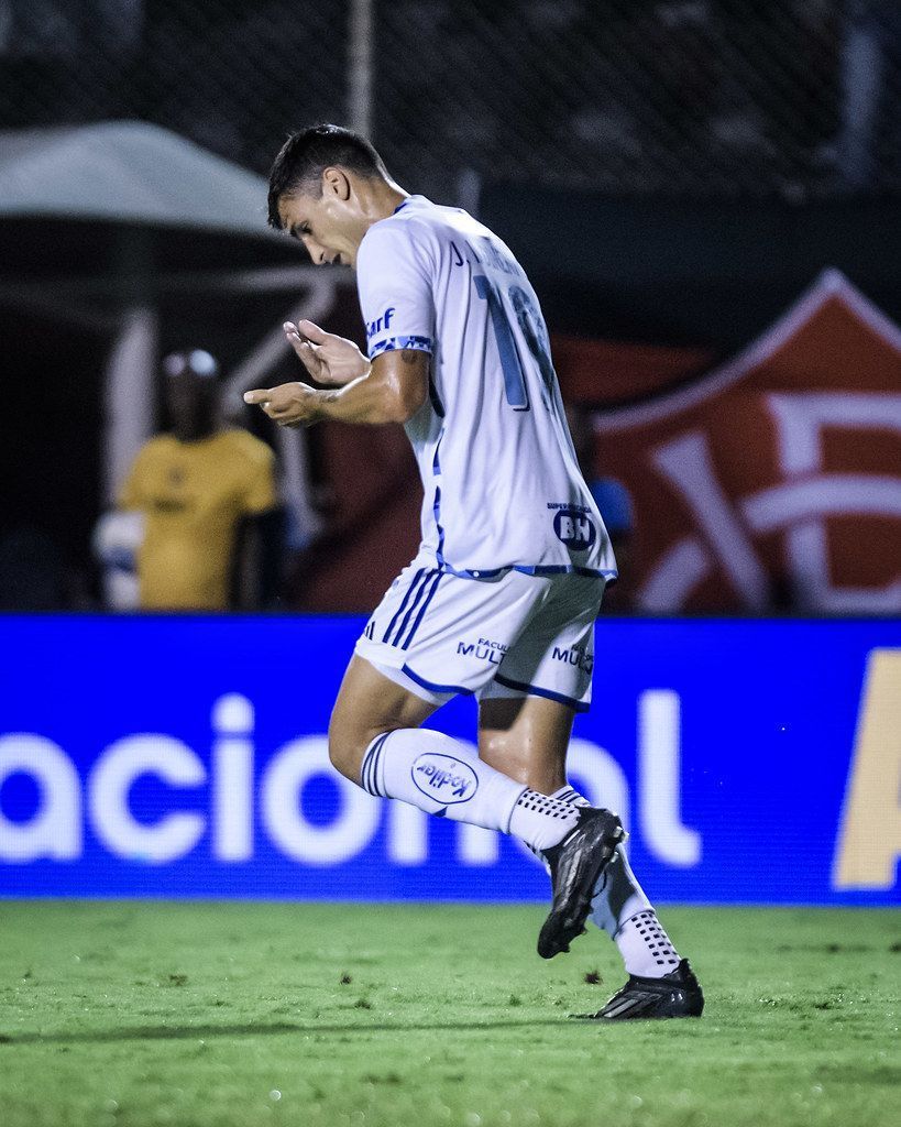 Dinenno revela bastidores de recuperação após marcar dois gols pelo Cruzeiro