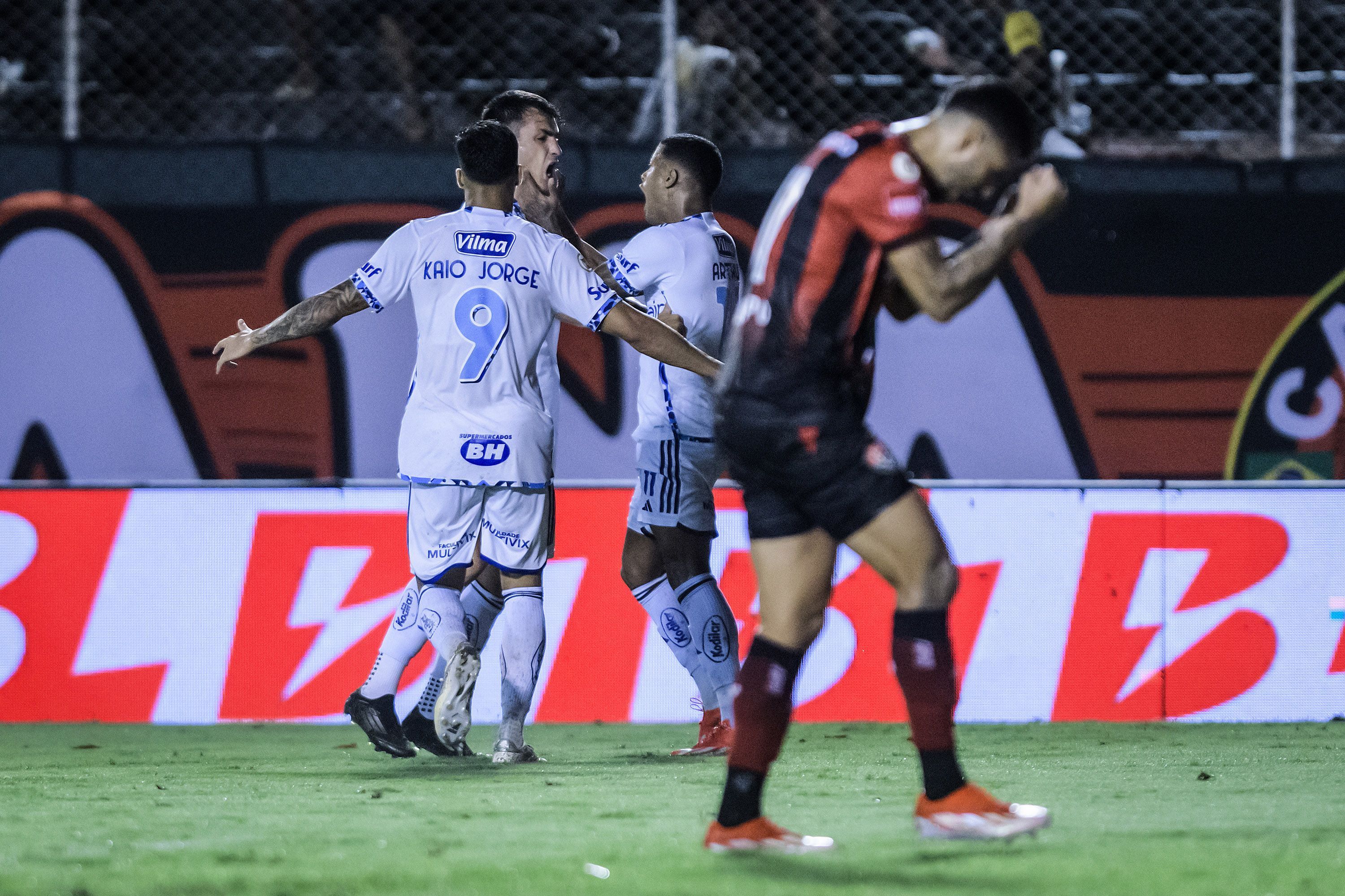 Dinenno marca duas vezes, e Cruzeiro busca empate com Vitória pelo Brasileiro