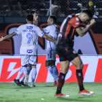Dinenno marca duas vezes, e Cruzeiro busca empate com Vitória pelo Brasileiro