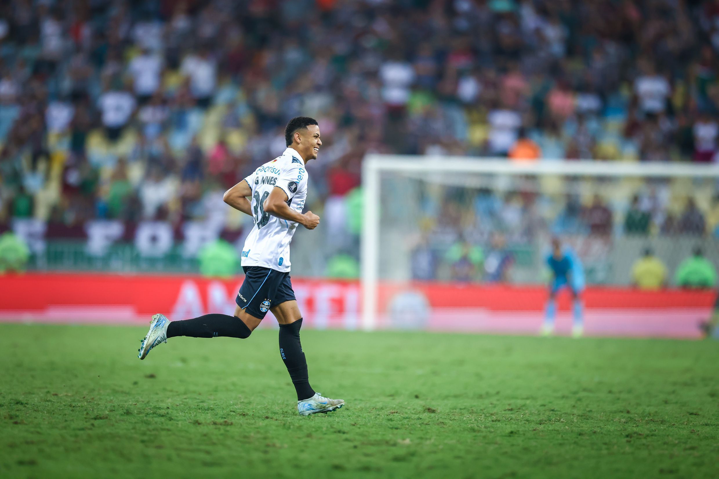 Rumo a clube da Premier League, atacante confirma saída e se despede do Grêmio