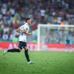 Rumo a clube da Premier League, atacante confirma saída e se despede do Grêmio