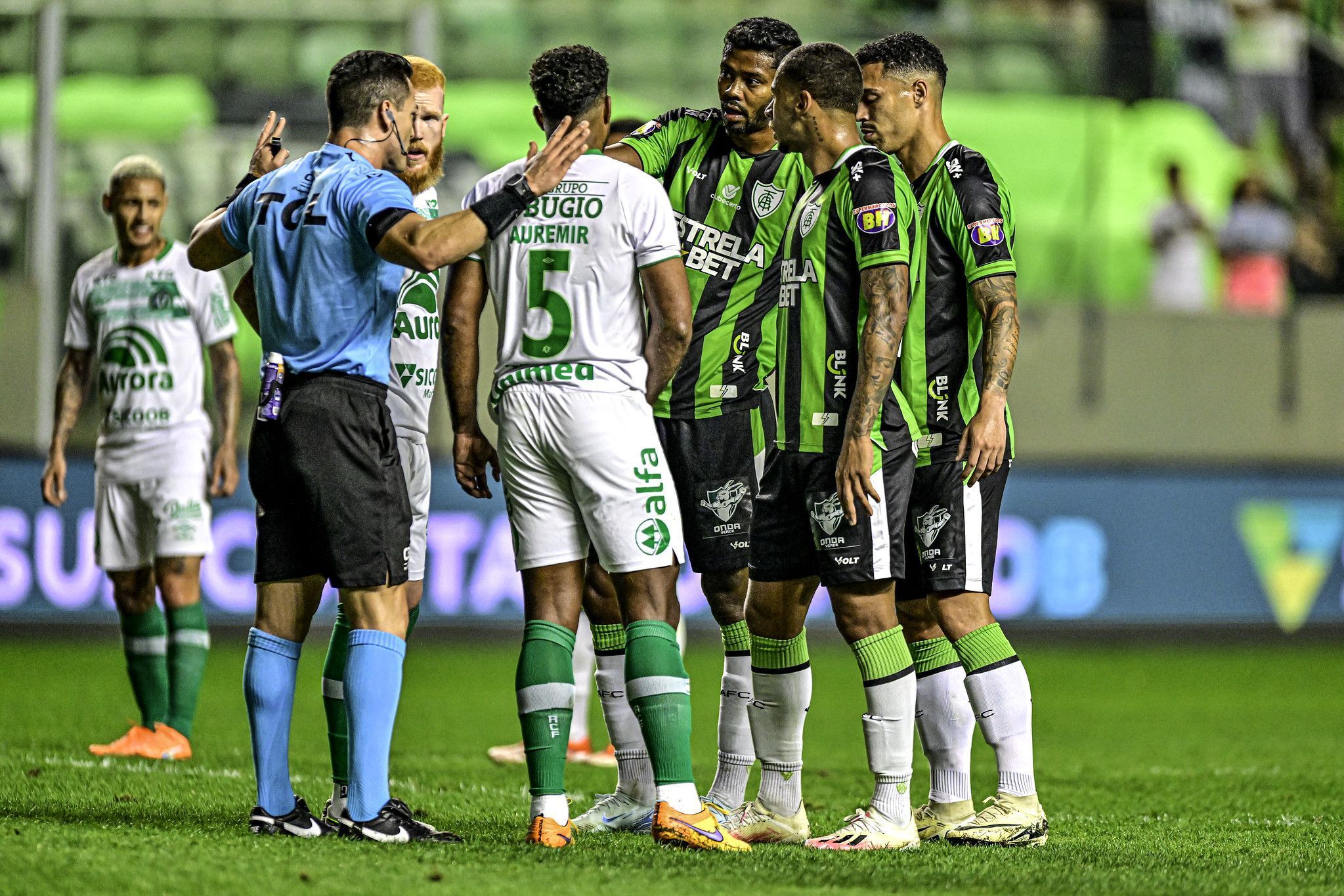 América perde pênalti, fica no empate com a Chapecoense e deixa o G4 da Série B