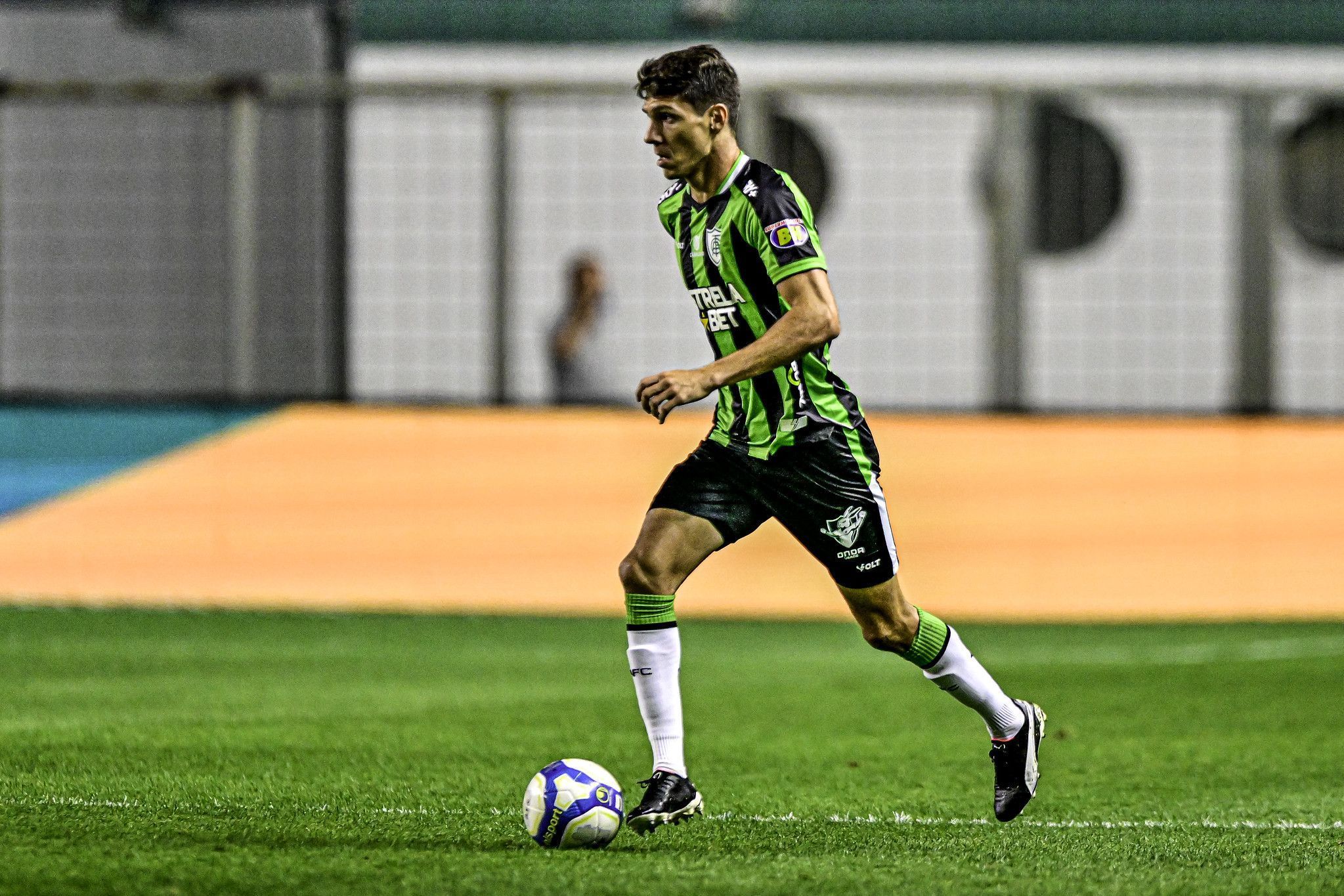 América anuncia renovação de contrato com jogador mais longevo do elenco