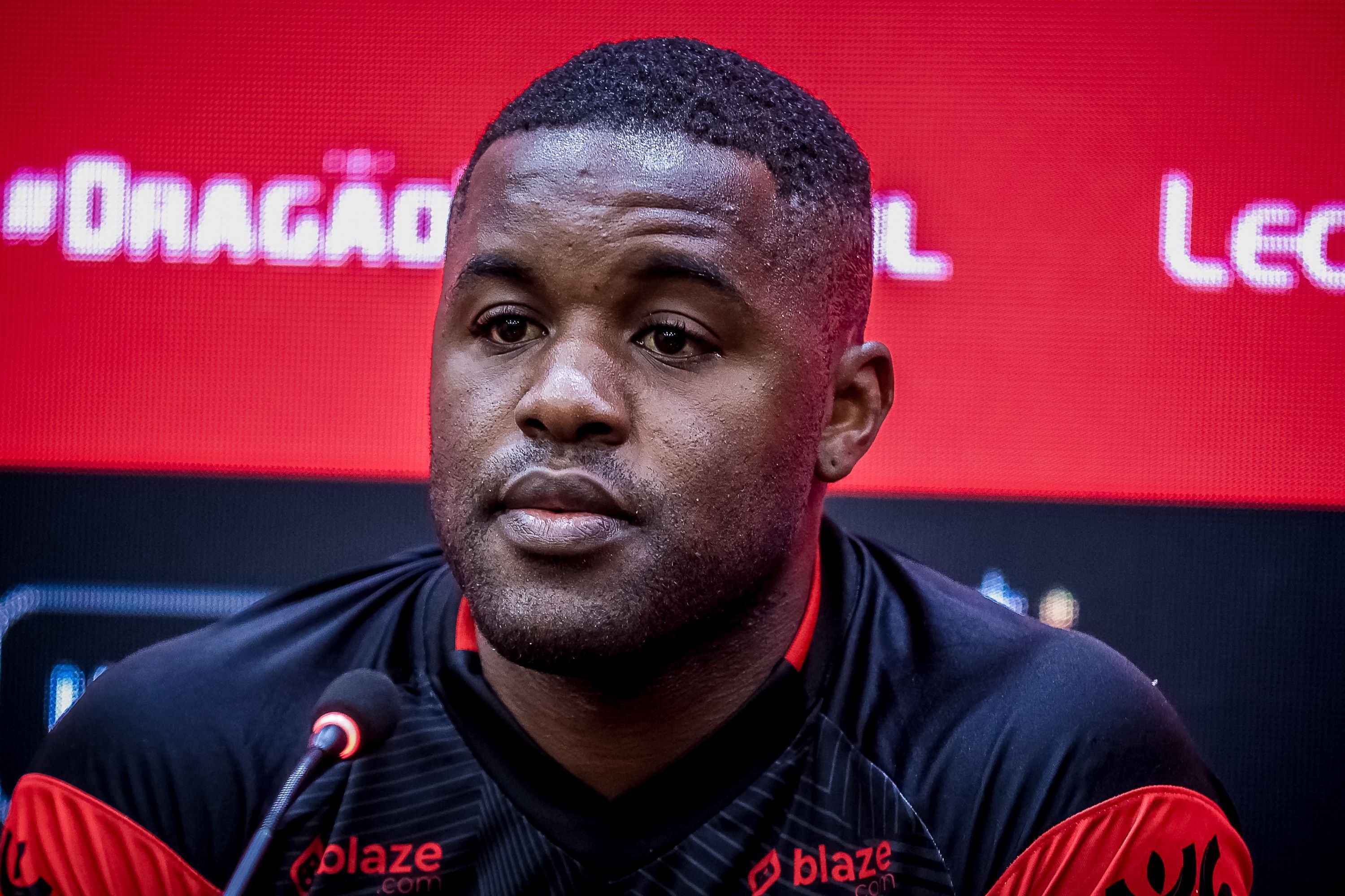 Ex-Arsenal rescinde contrato e deixa clube rebaixado para a Série B do Brasileiro