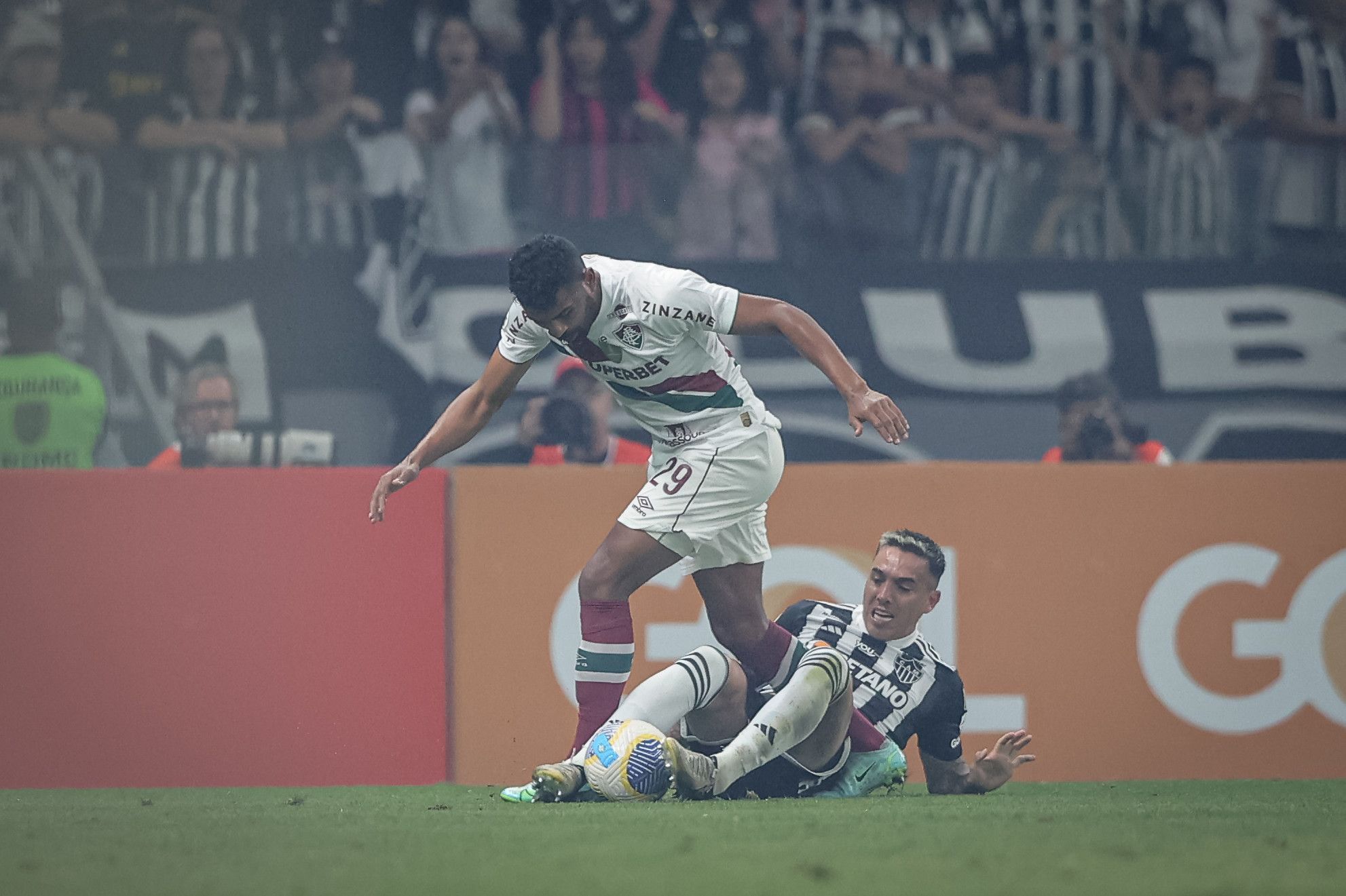 Titular do Atlético sente lesão em derrota para o Fluminense e vira preocupação