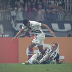 Titular do Atlético sente lesão em derrota para o Fluminense e vira preocupação