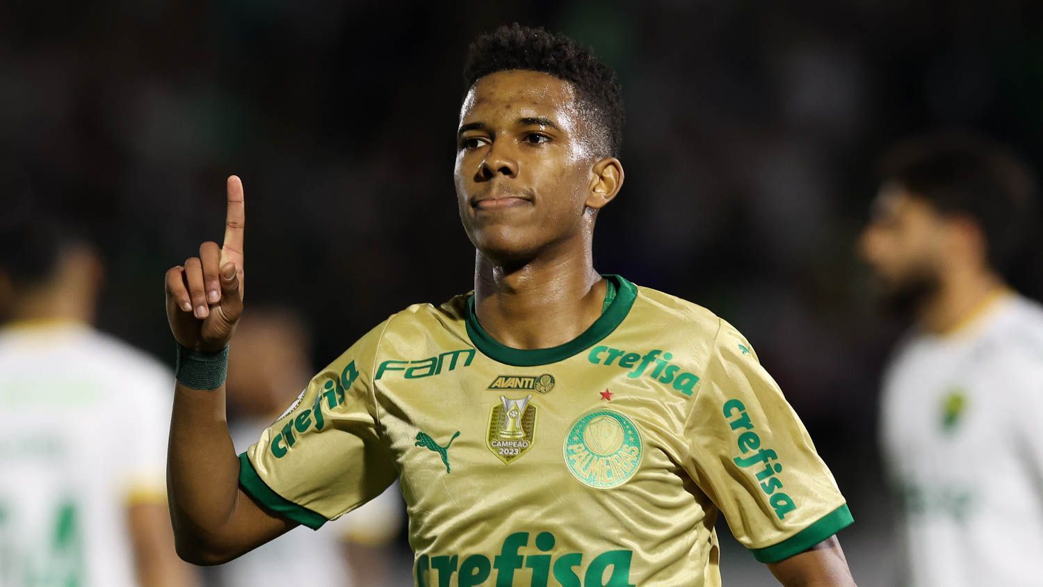 Com show de Estêvão, Palmeiras atropela Cuiabá e 'cola' na liderança do Brasileiro