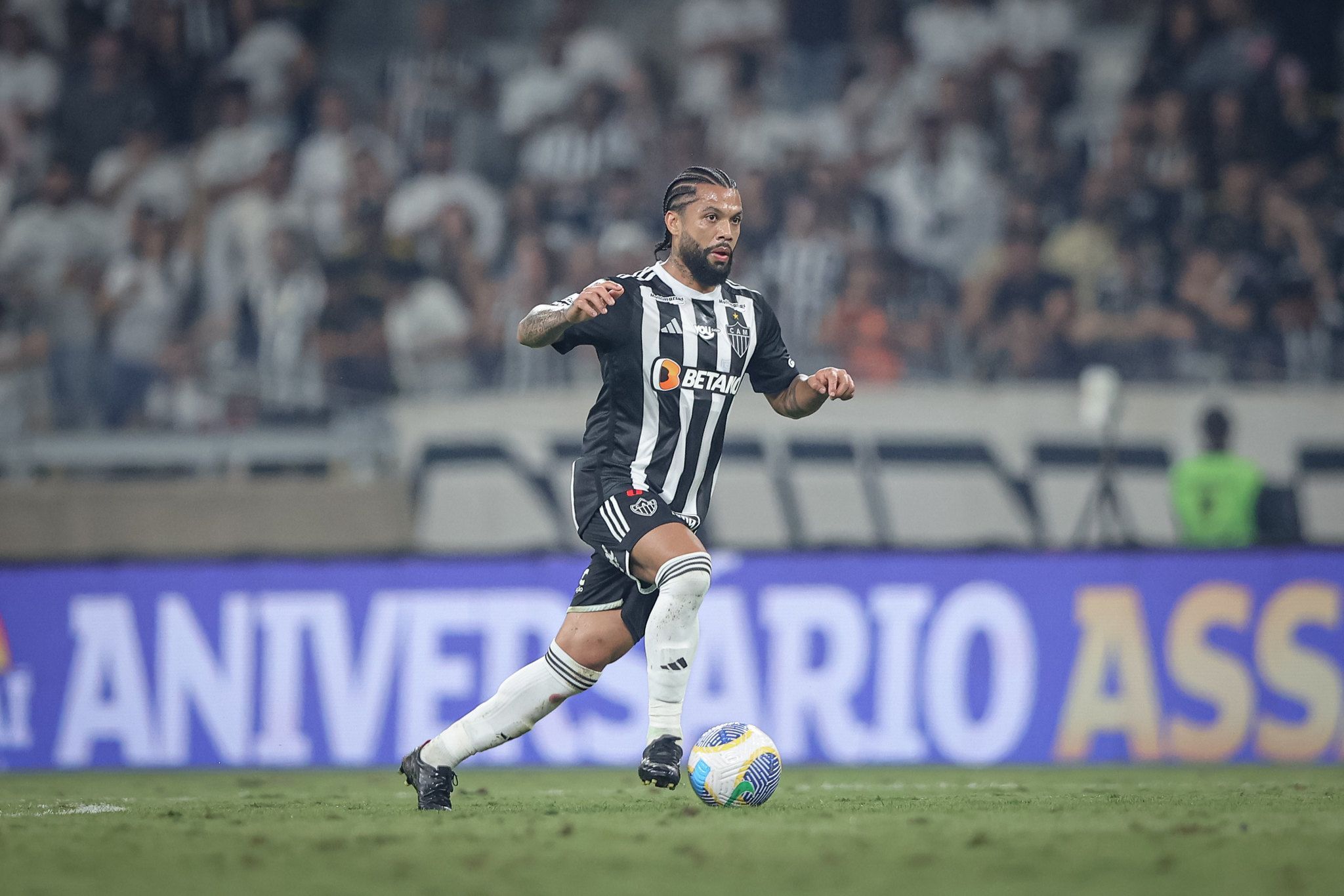 Otávio revela bastidores do vestiário e pedido de Milito a jogadores do Atlético