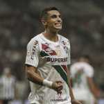 Serna ganha espaço no Fluminense e se torna titular ‘intocável’ de Mano Menezes