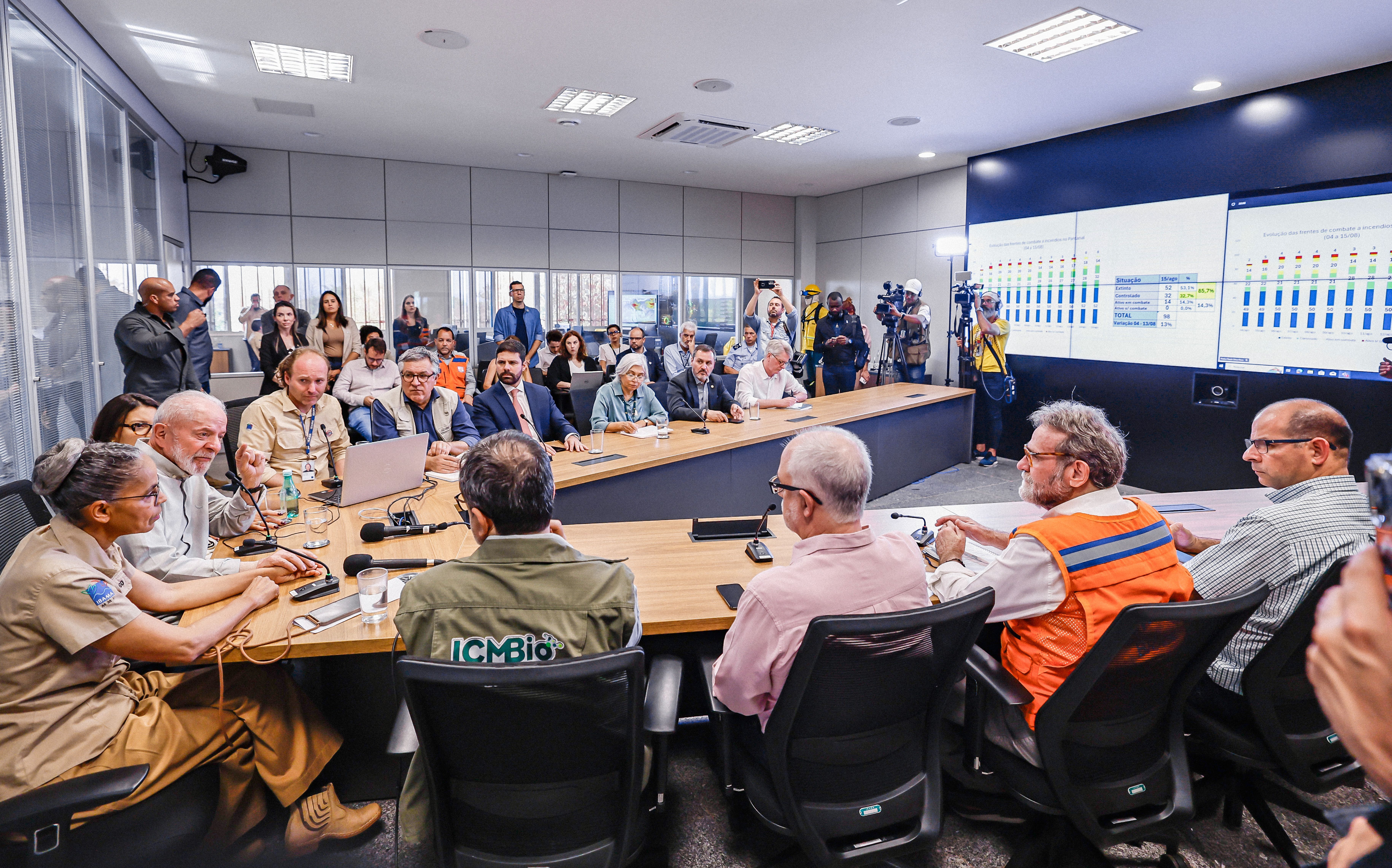 Em meio a onda de incêndios florestais, Lula visita sala de monitoramento no Ibama