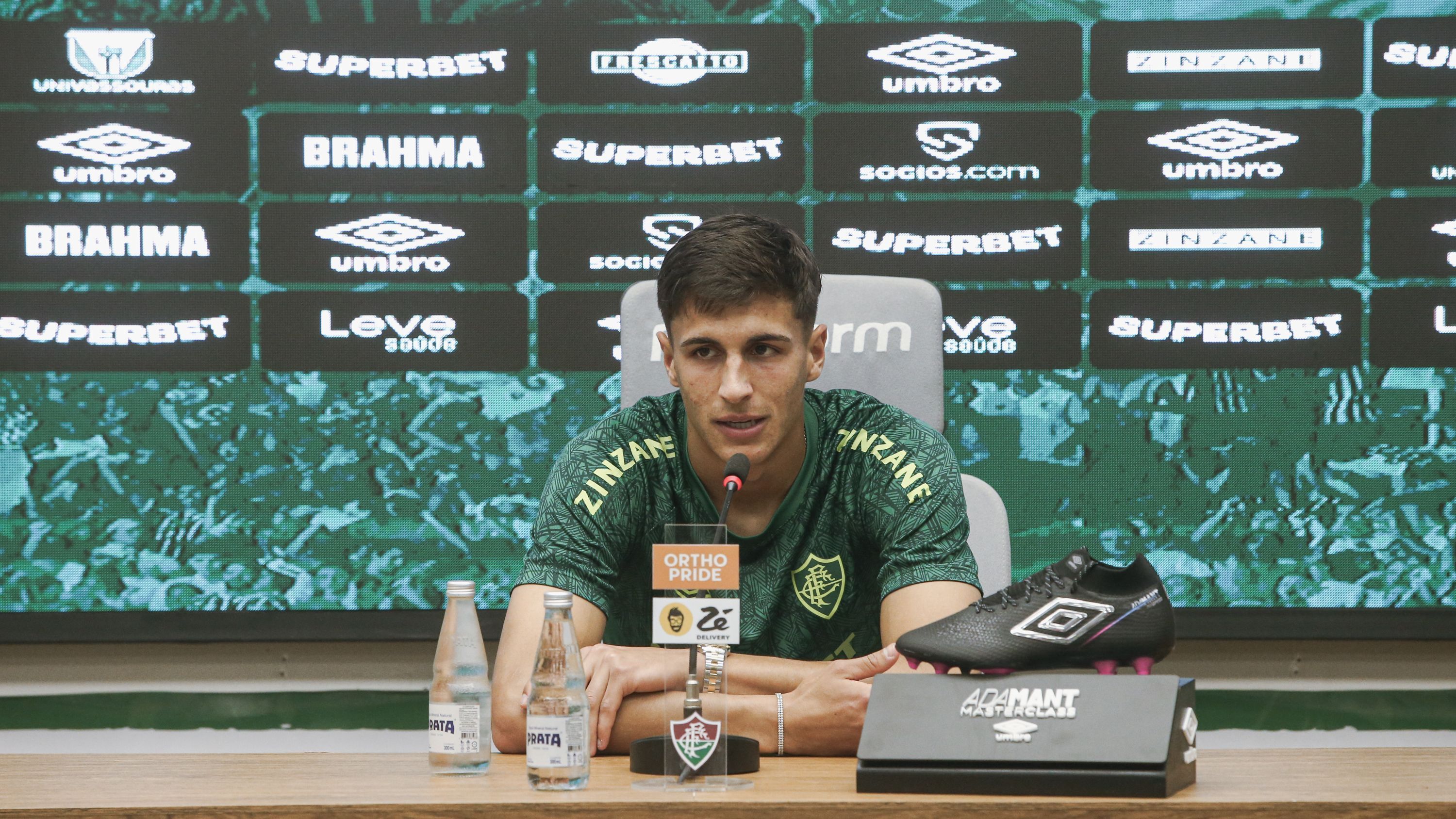 Uruguaio chega com a missão de substituir ídolo recente do Fluminense