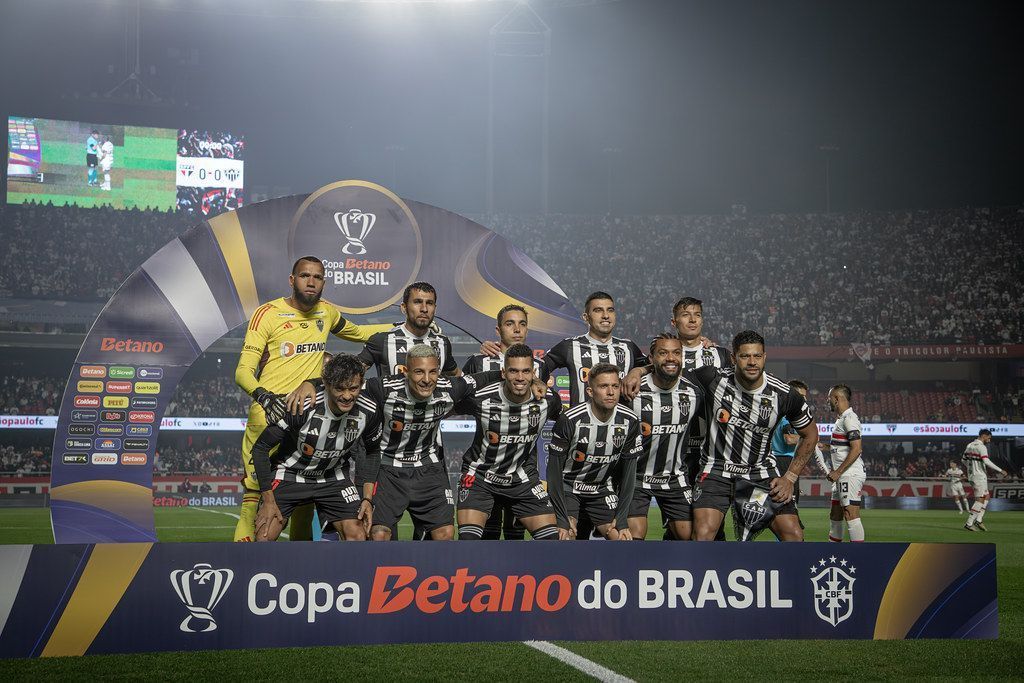 Titular do Atlético deixa jogo contra o São Paulo com dores e vira preocupação