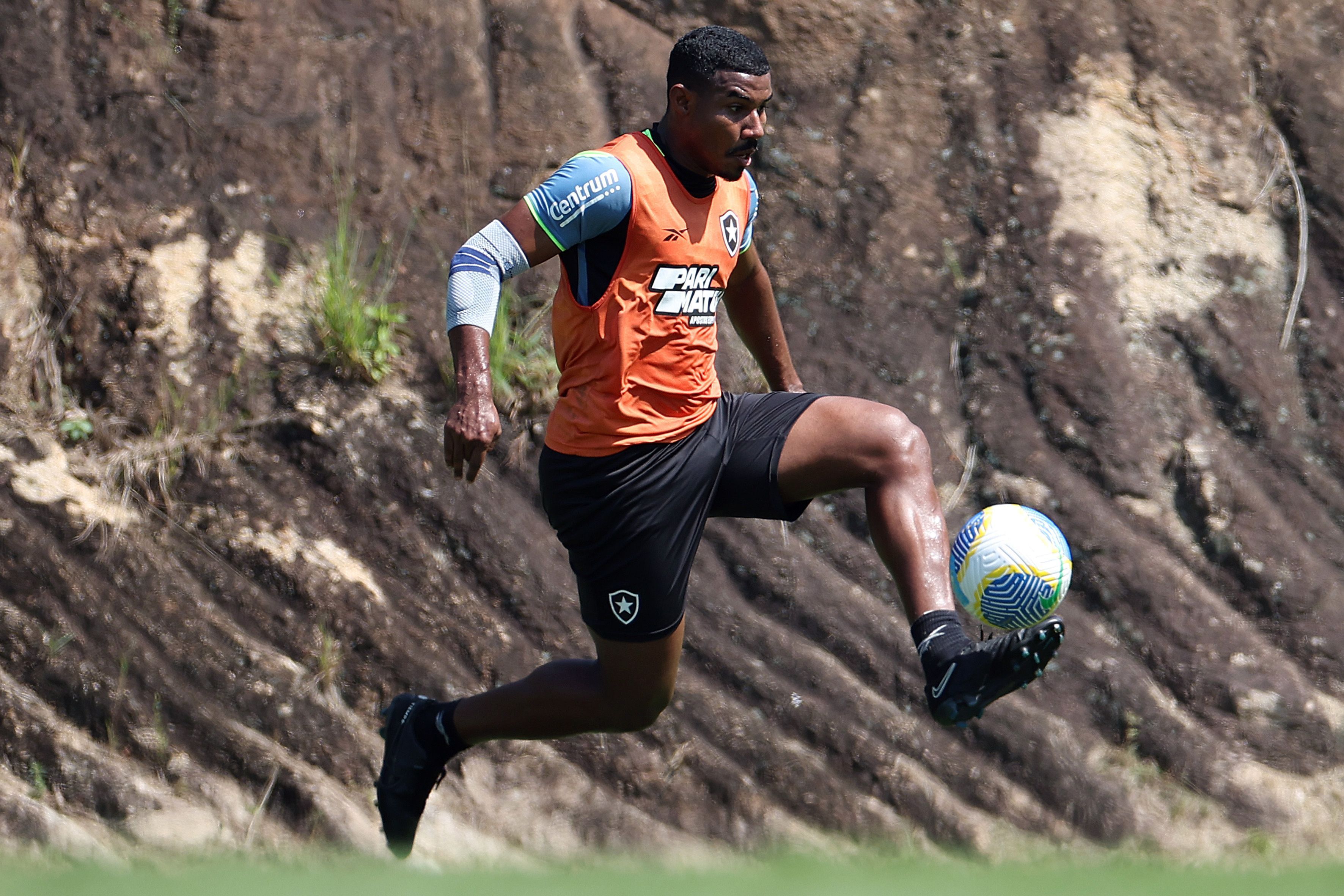 Cuiabano treina, e Botafogo vive expectativa por outro reforço contra o Fortaleza