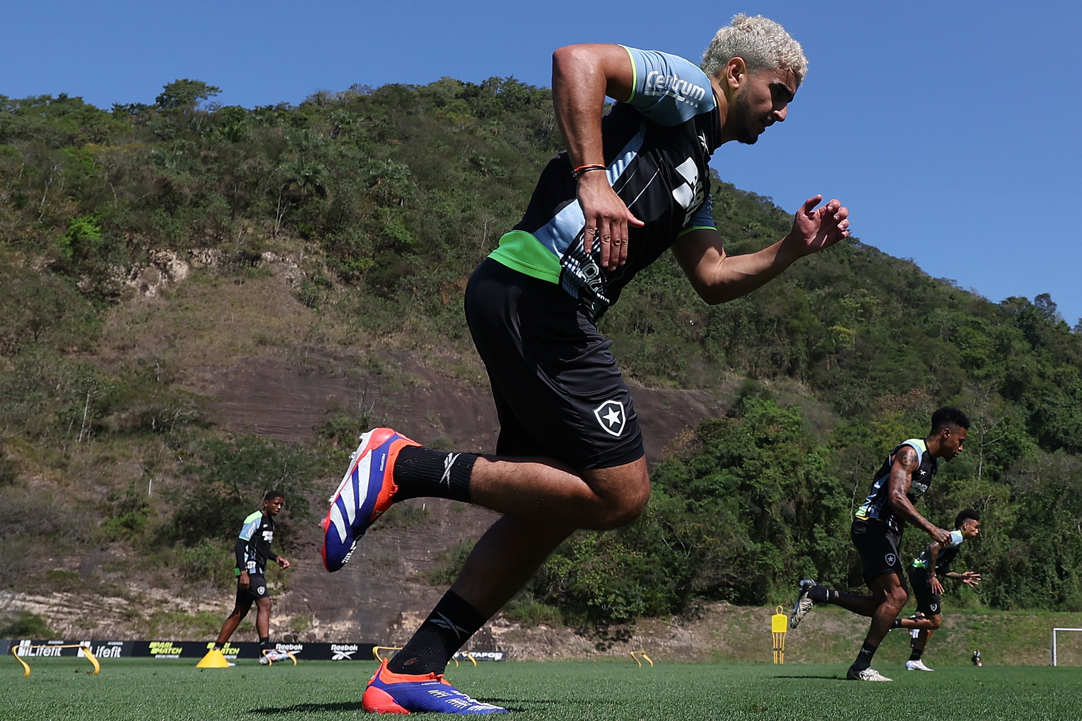 Sem entrar em campo, reforço do Botafogo deixa o país e não defende mais o clube