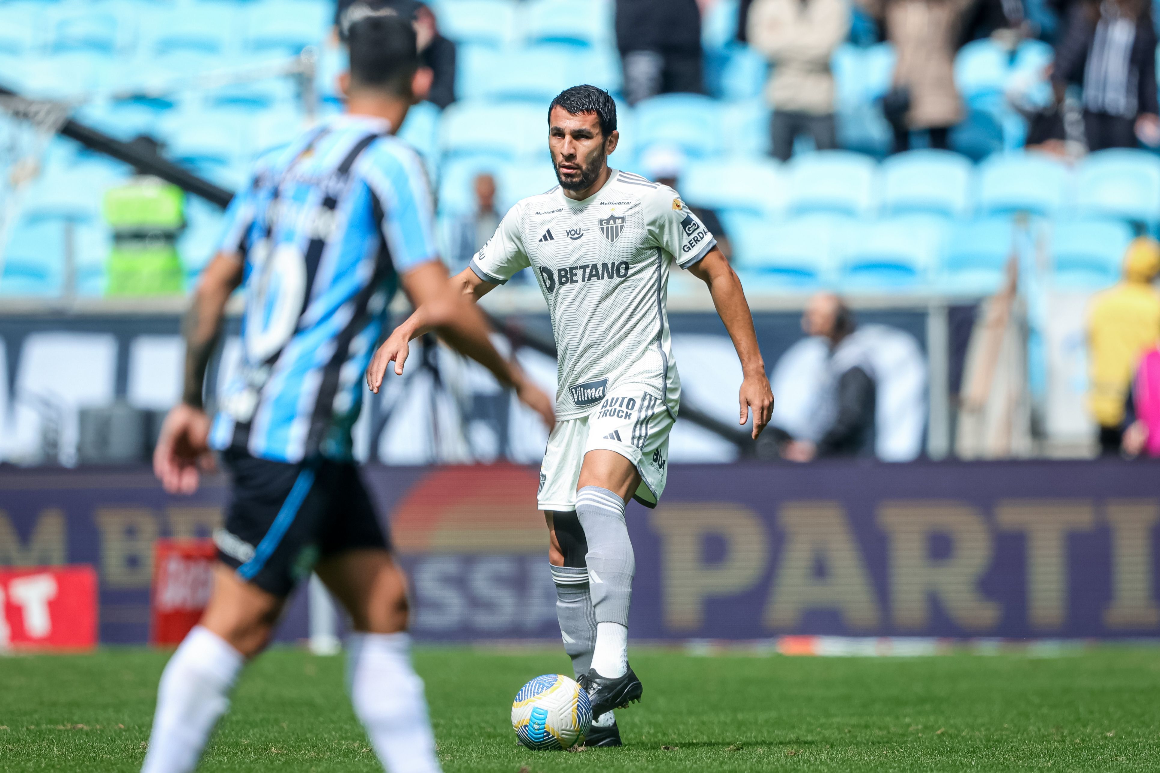 Titular do Atlético projeta duelo contra a Seleção Brasileira nas Eliminatórias
