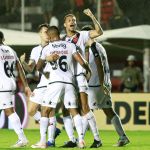 Vasco vence Vitória, mantém boa fase e sobe na tabela do Brasileiro