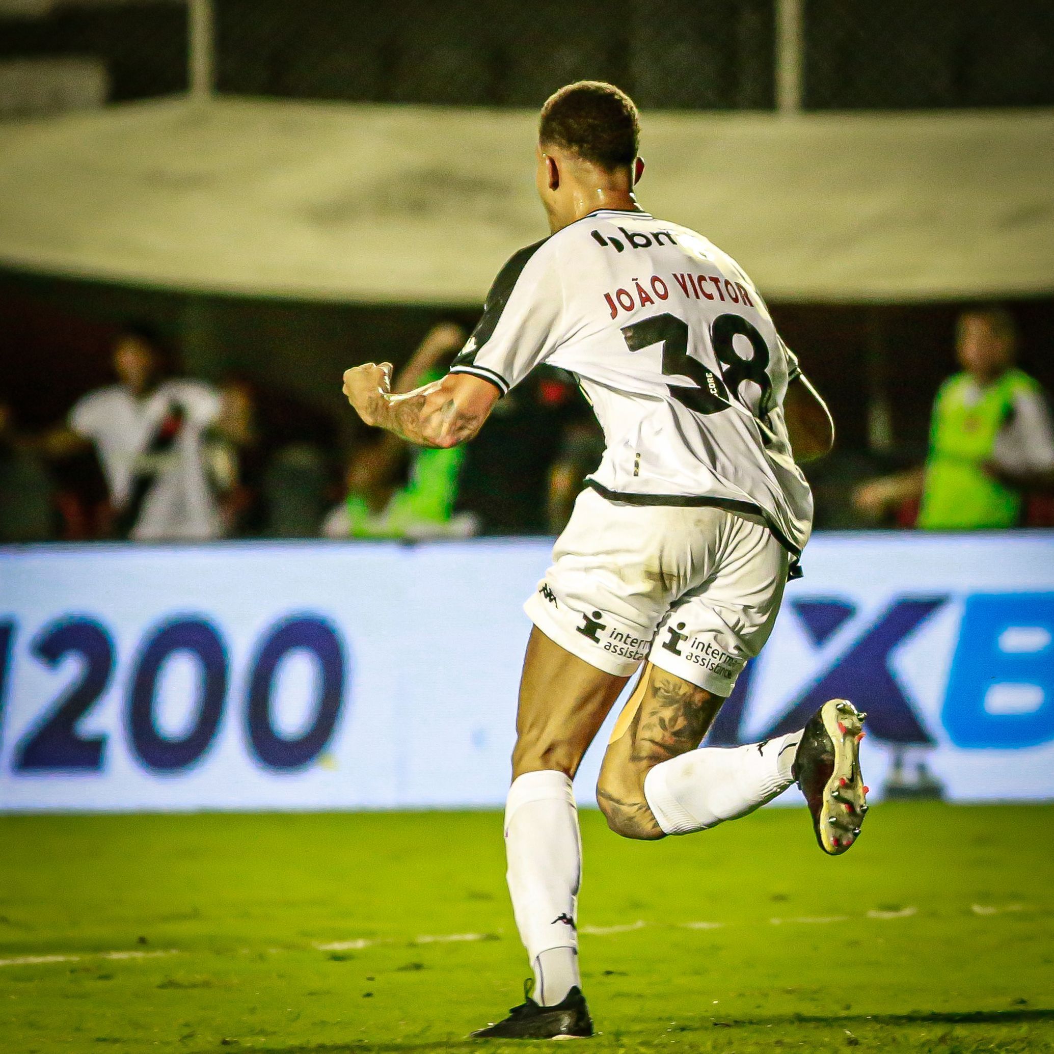 Vasco não desiste de zagueiro e mapeia jogadores sem contrato
