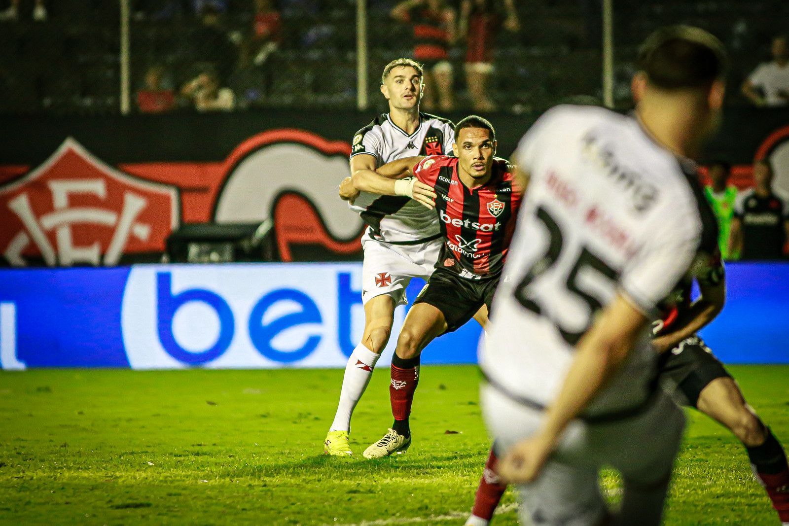 Vasco luta para superar retrospecto desfavorável diante do Vitória