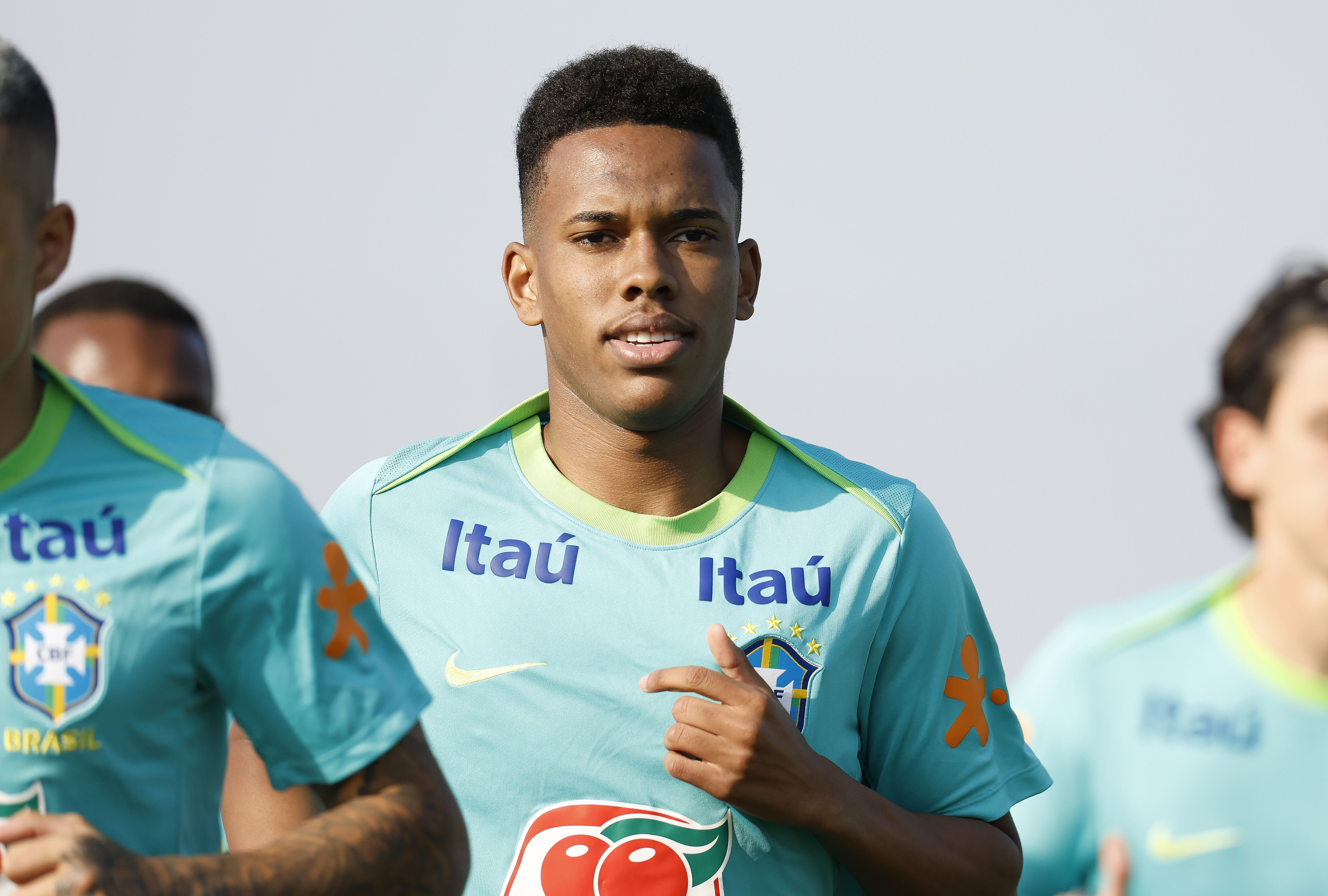 Na Seleção Brasileira, Estêvão elege os jogadores que considera seus ídolos