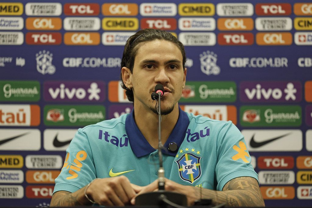 Pedro, do Flamengo, rompe ligamento em treino da Seleção e perde temporada