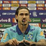 Pedro, do Flamengo, rompe ligamento em treino da Seleção e perde temporada