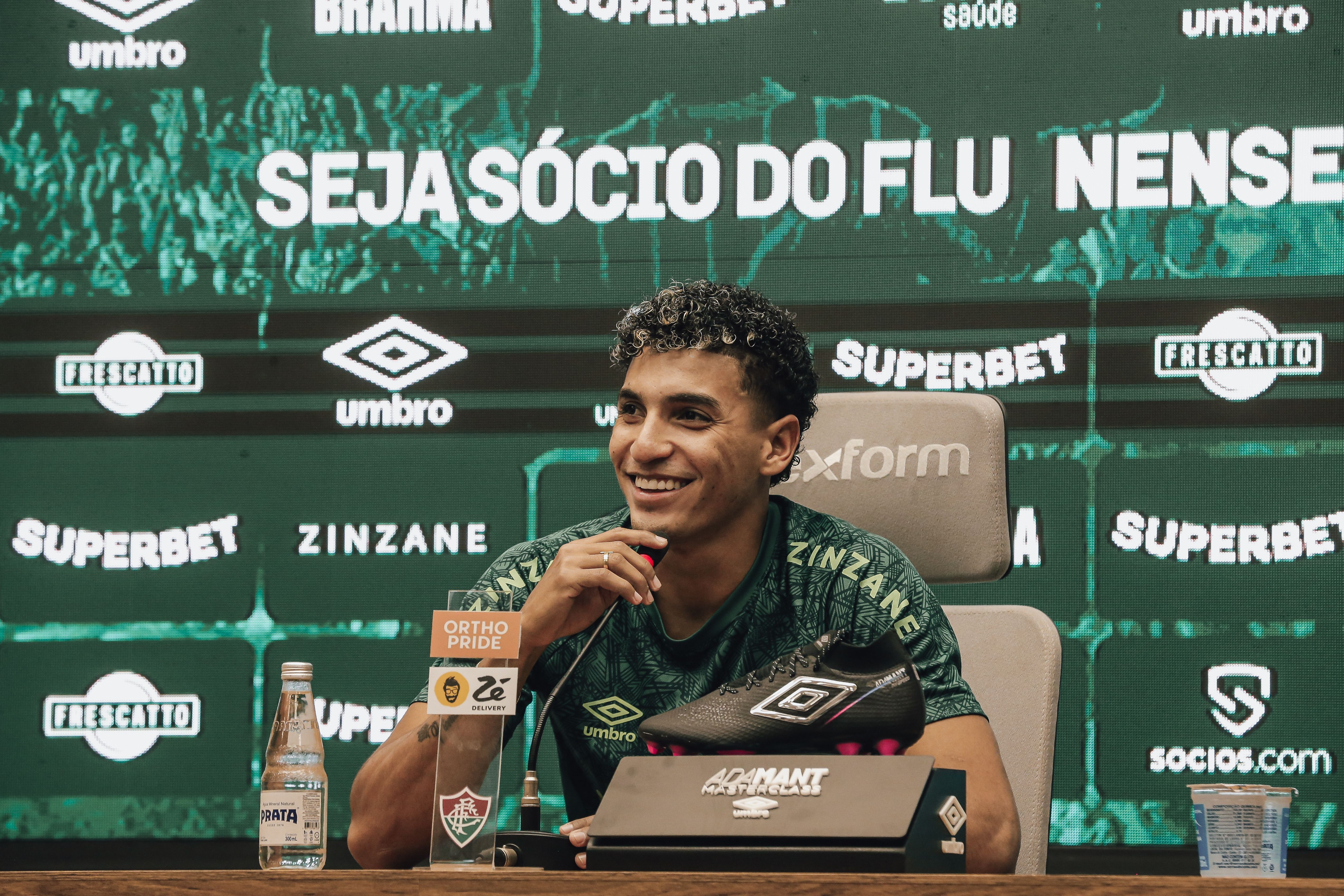 Com presença de Marcelo, reforço colombiano é apresentado no Fluminense