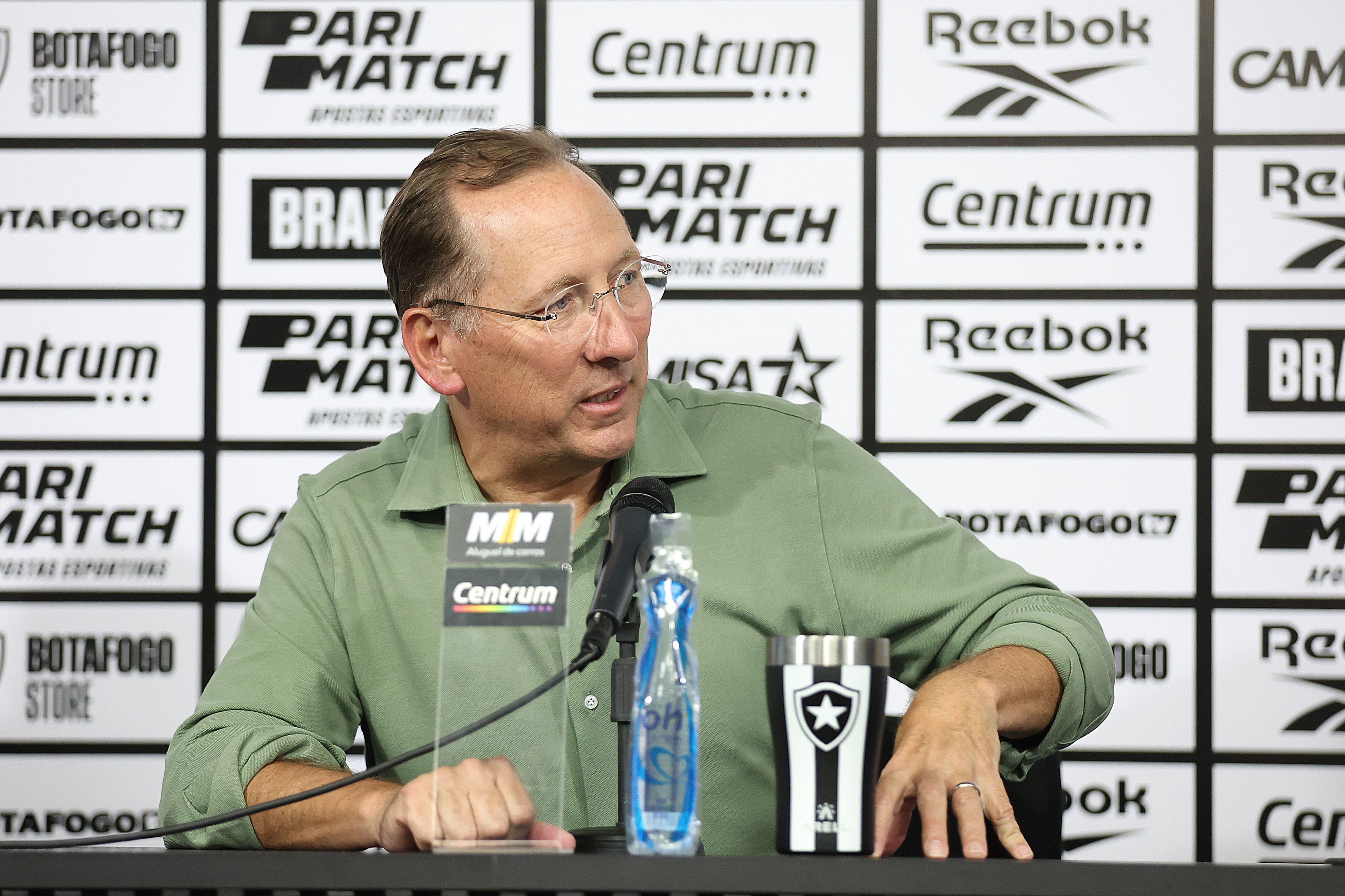 John Textor, dono da SAF do Botafogo, rebate pedidos de fair play financeiro no Brasil