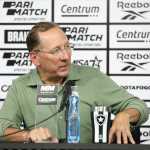 John Textor, dono da SAF do Botafogo, rebate pedidos de fair play financeiro no Brasil