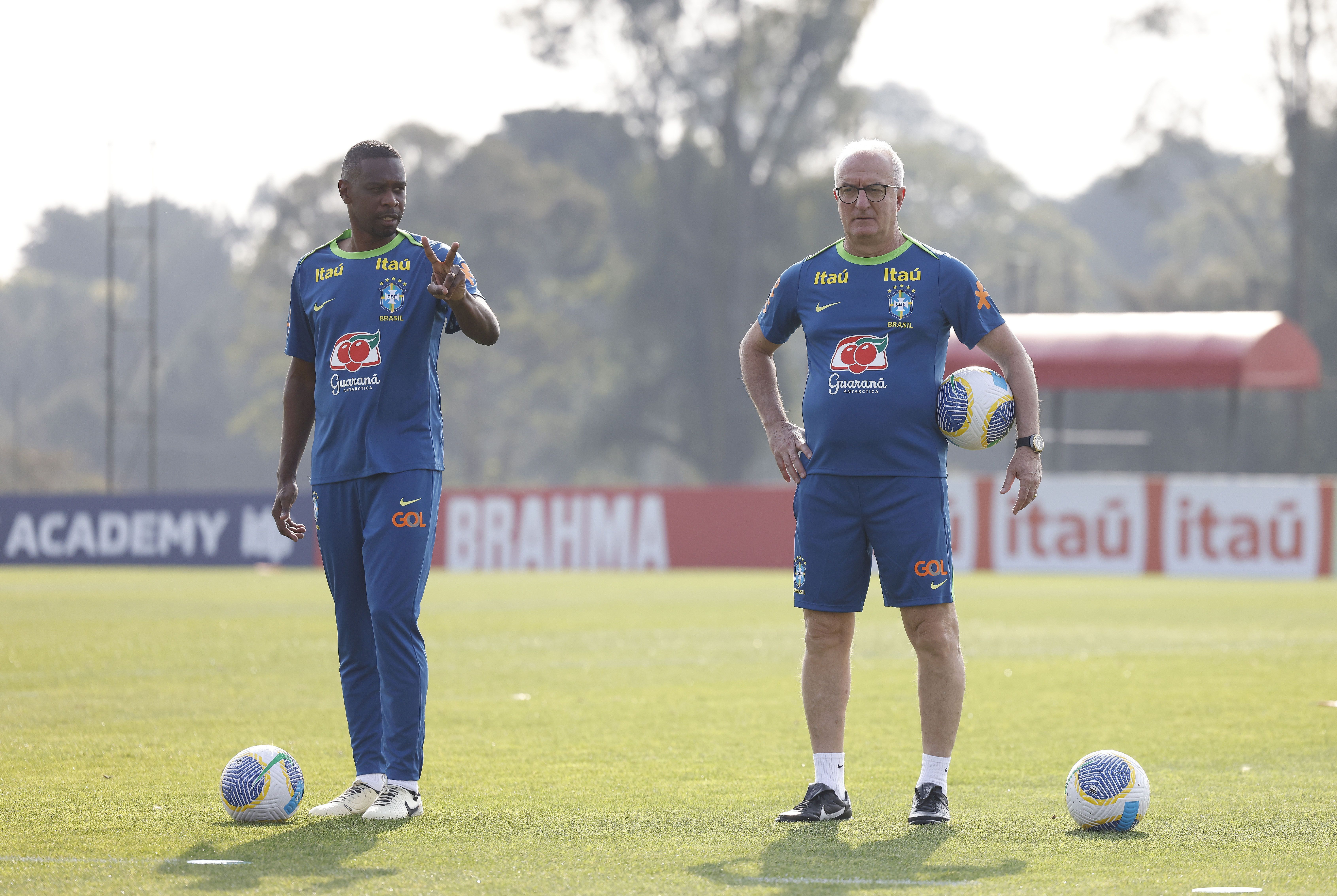 De olho no Paraguai, Seleção Brasileira treina sem Arana e outros titulares