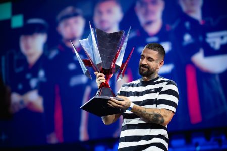 Felipe 'brTT' Gonçalves foi responsável por levar a taça do CBLOL na última edição do torneio em 2024