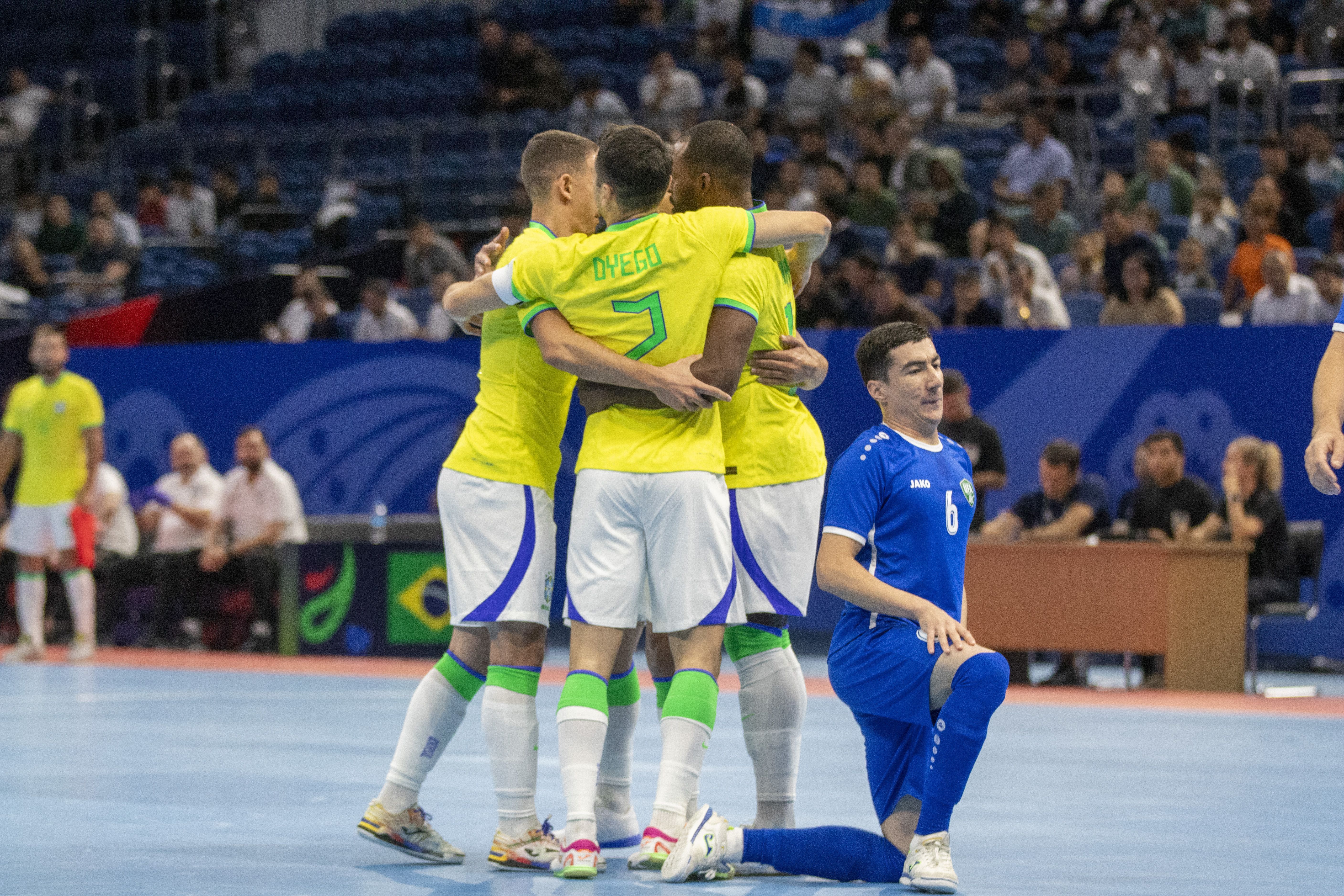 Brasil volta a golear Uzbequistão em último amistoso antes da Copa do Mundo de Futsal