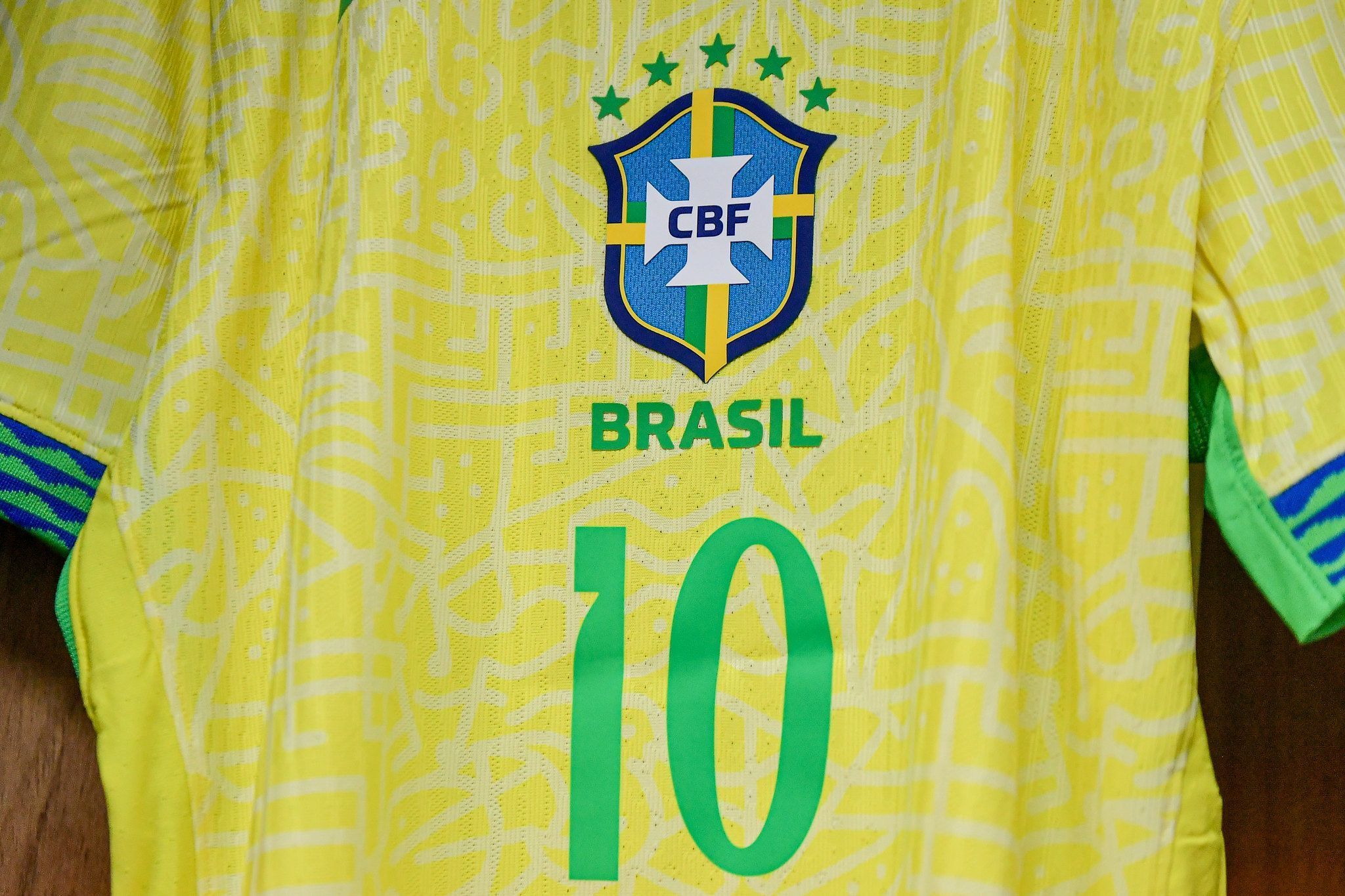 Brasil muda amarelo do uniforme principal após camisa vermelha polêmica, crava site