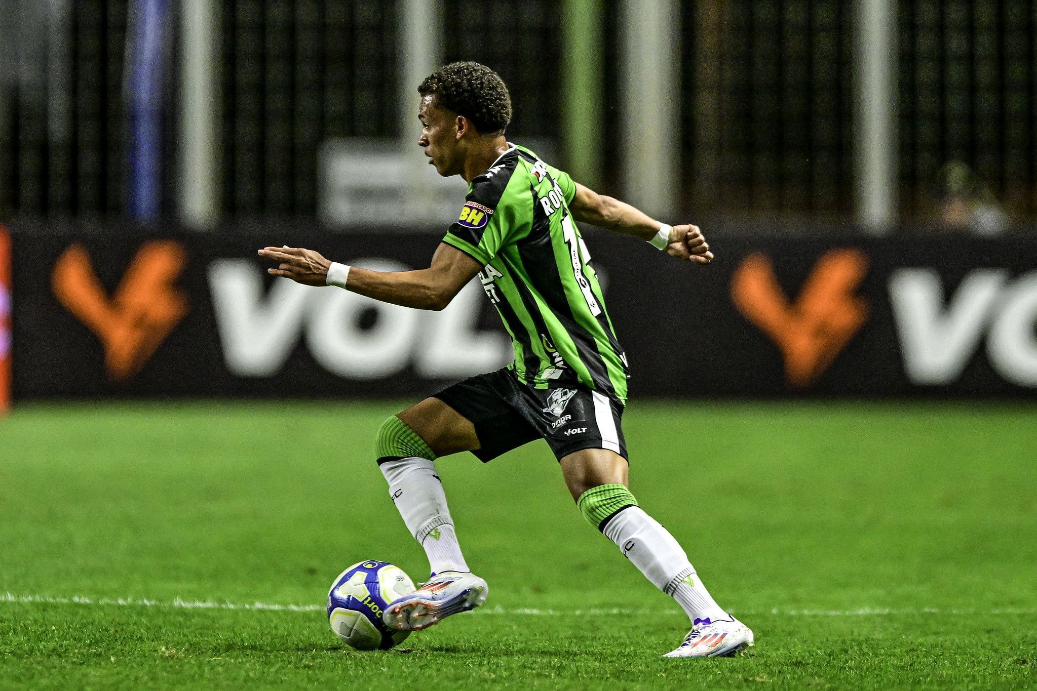Destaque do América em goleada na Série B, cria da base está em reta final de contrato
