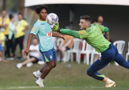 ENDRICK EM TREINO DA SELEÇÃO NO CT DO CAJU