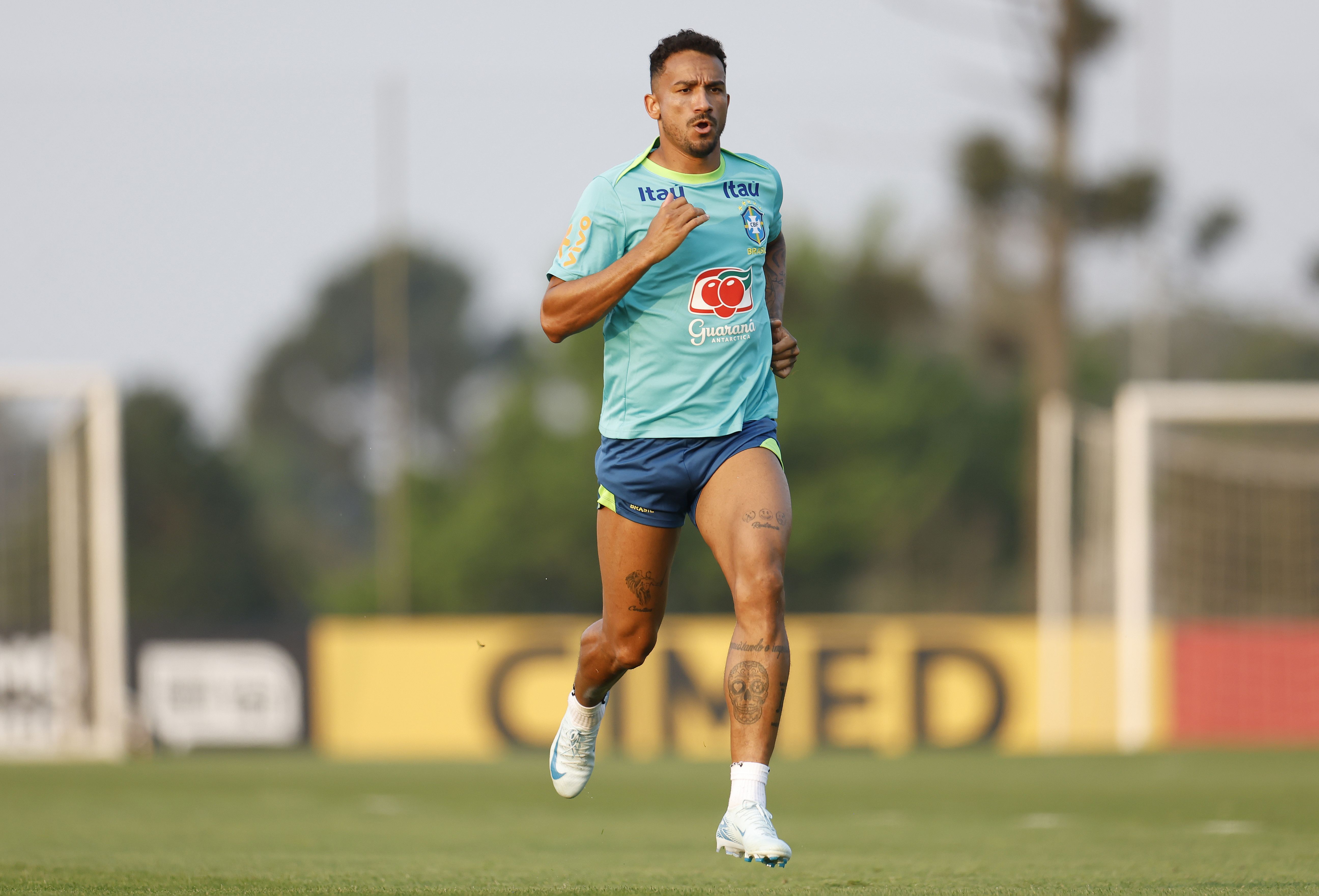 Danilo pede desculpa por discussão com torcedor na Seleção: 'Eles podem criticar'